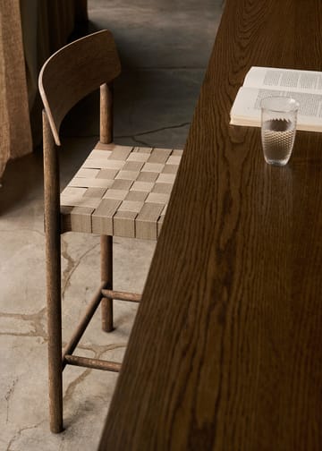 Taburete Betty TK12 Counter Chair 65 cm - Lino natural-roble ahumado - &Tradition