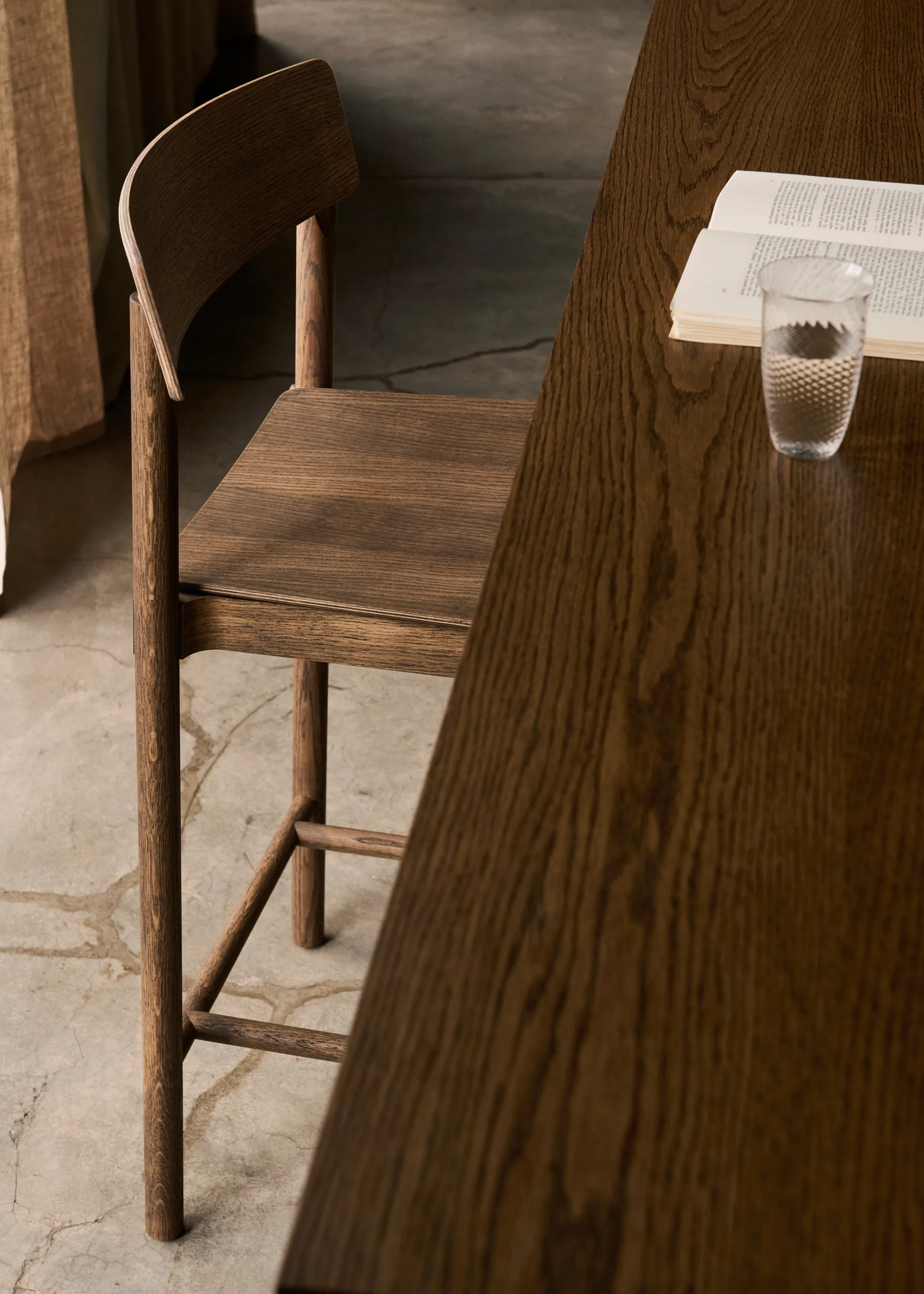 Taburete Betty TK13 Counter Chair 65 cm, Roble ahumado &Tradition
