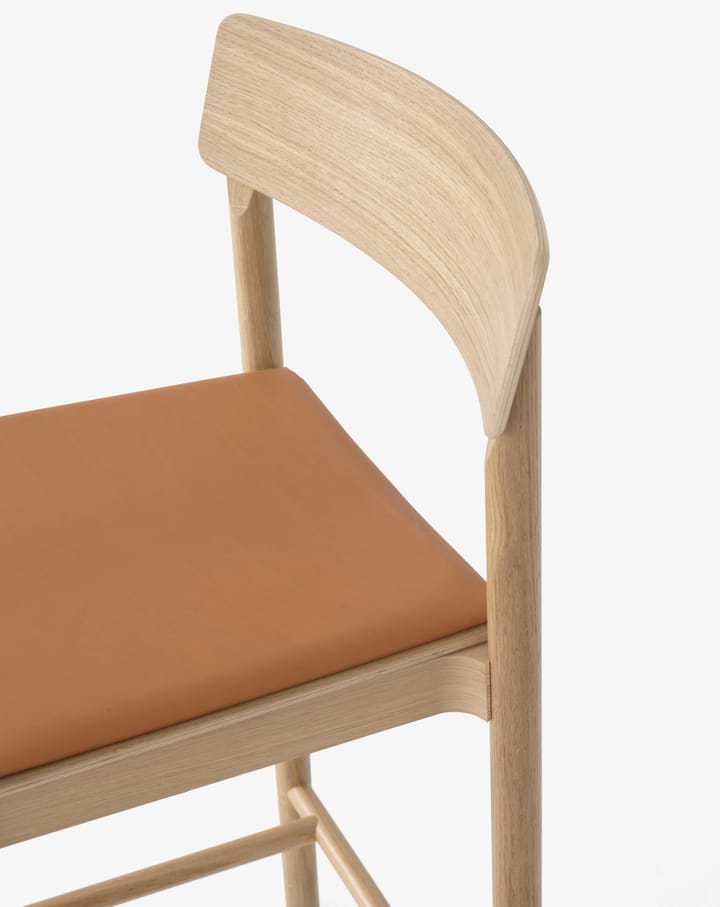 Taburete Betty TK14 Counter Chair 65 cm, Cuero color coñac Noble-roble lacado &Tradition
