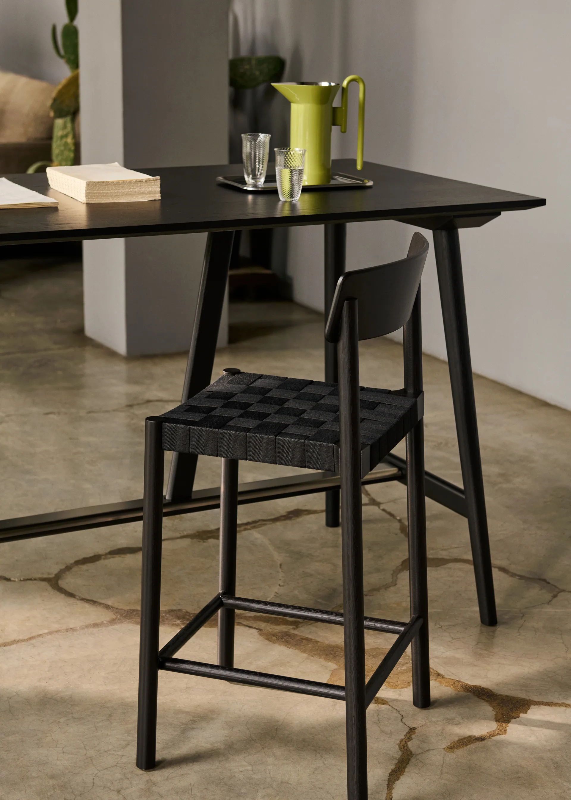 Taburete Betty TK15 Bar Chair 75 cm, Fresno lacado negro-lino negro &Tradition
