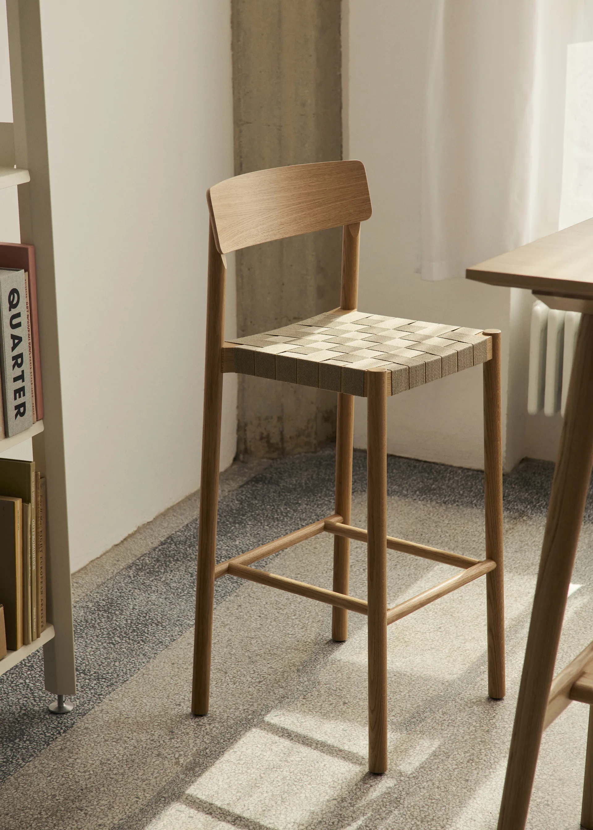 Taburete Betty TK15 Bar Chair 75 cm, Roble ahumado-lino natural &Tradition