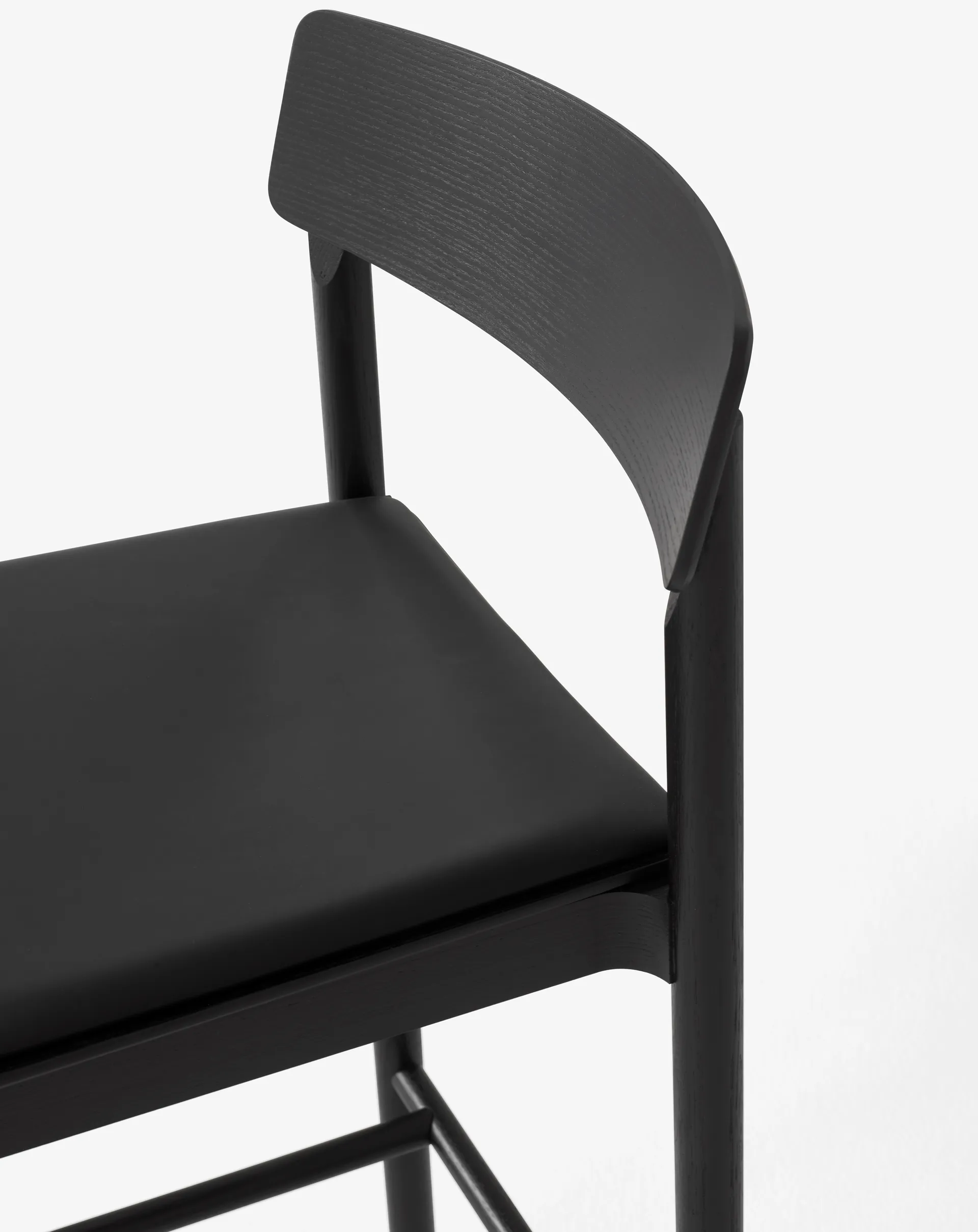 Taburete Betty TK17 Bar Chair 75 cm, Cuero negro Noble-fresno lacado negro &Tradition