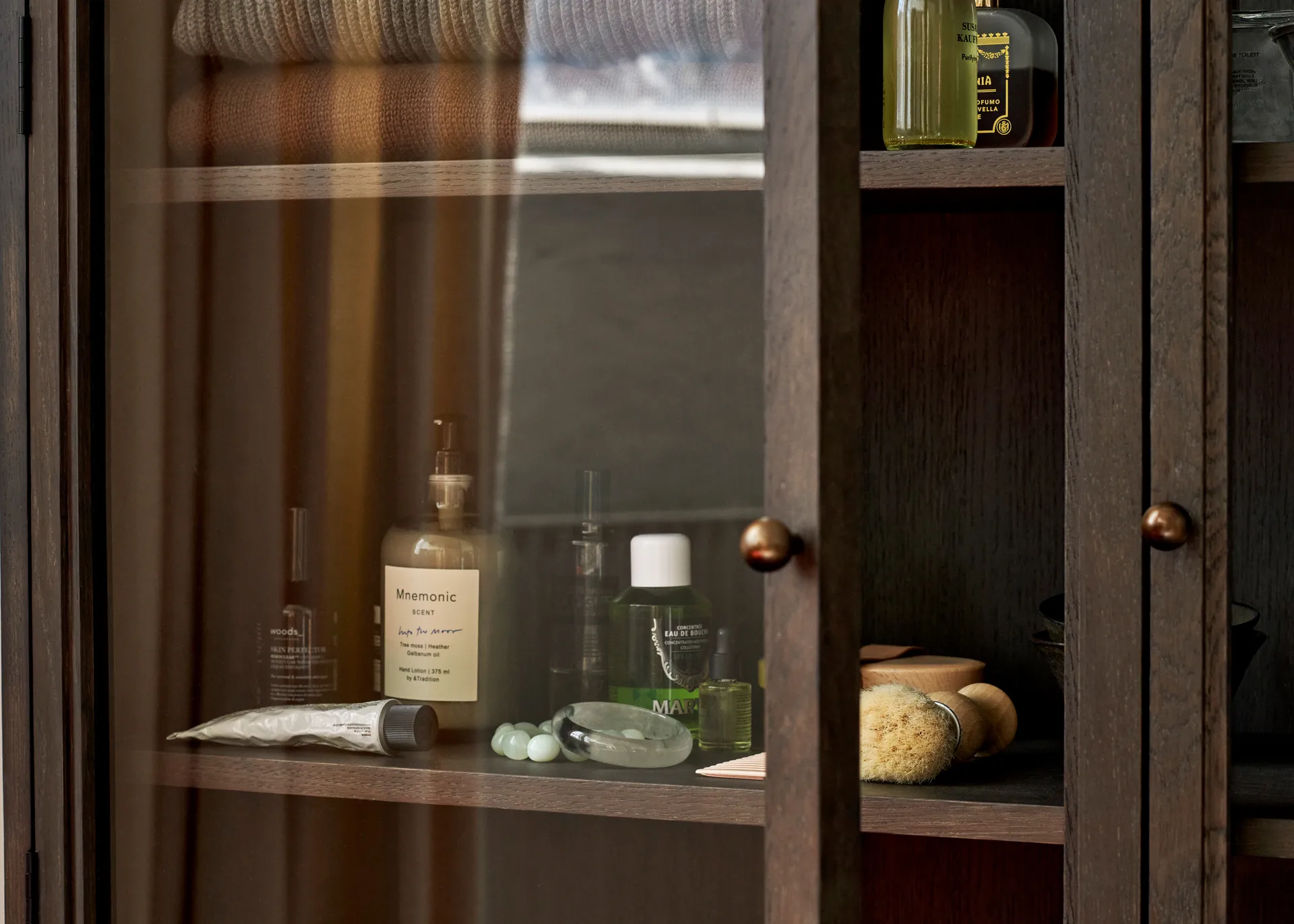 Vitrina Trace SC88 120x192x40 cm, Dark stained oak &Tradition