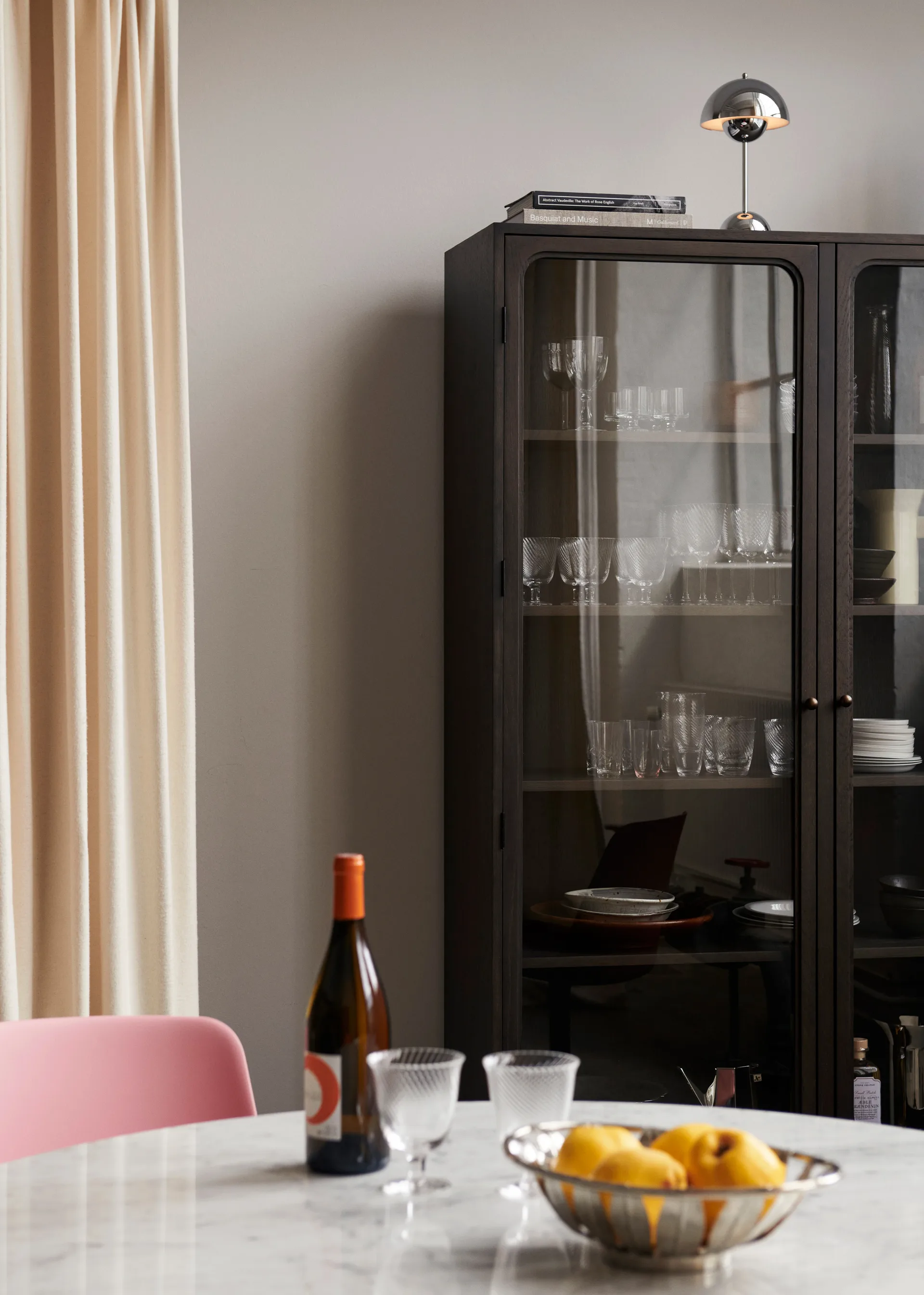 Vitrina Trace SC88 120x192x40 cm, Dark stained oak &Tradition