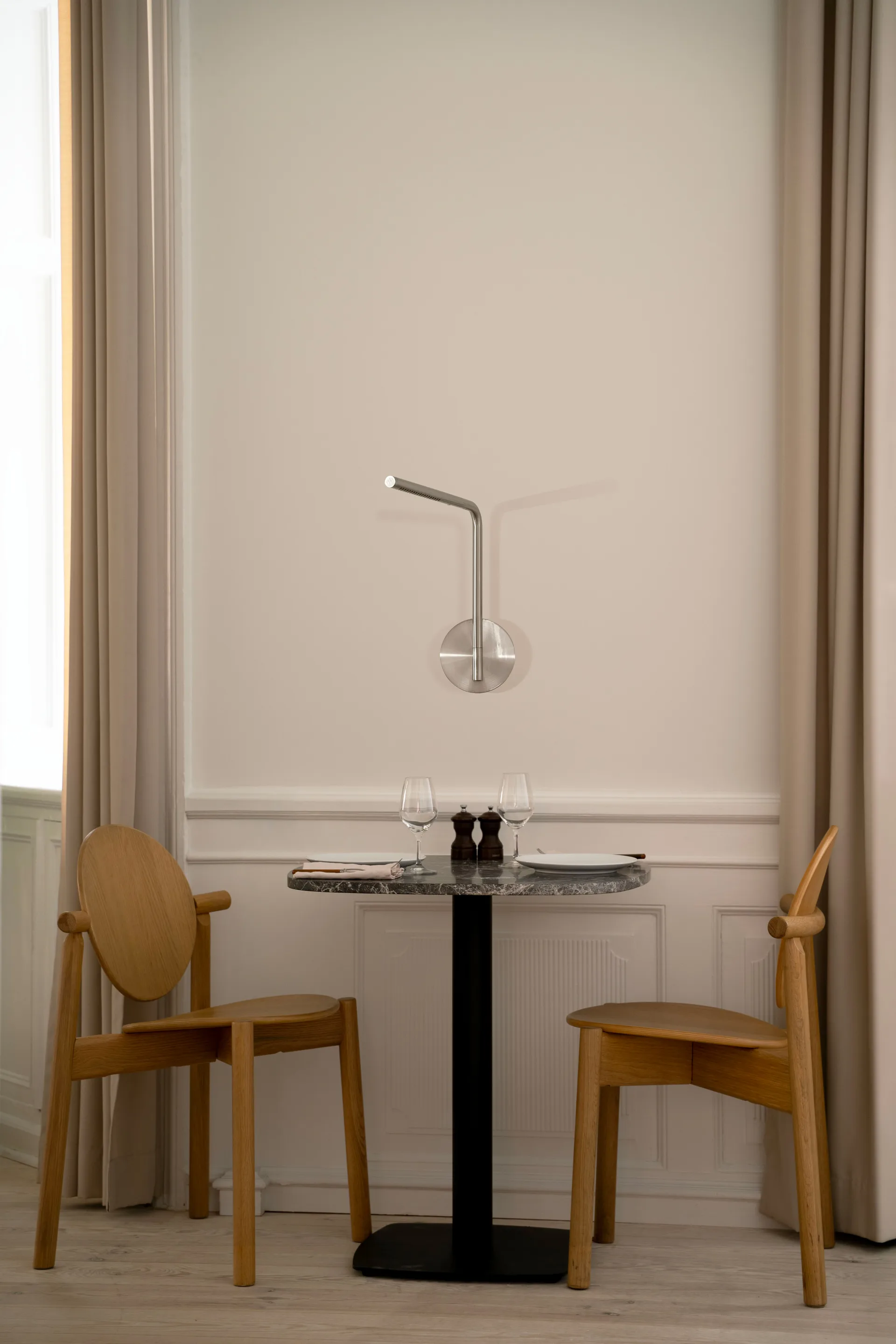 Aplique de pared Omni Pivot, Acero Umage