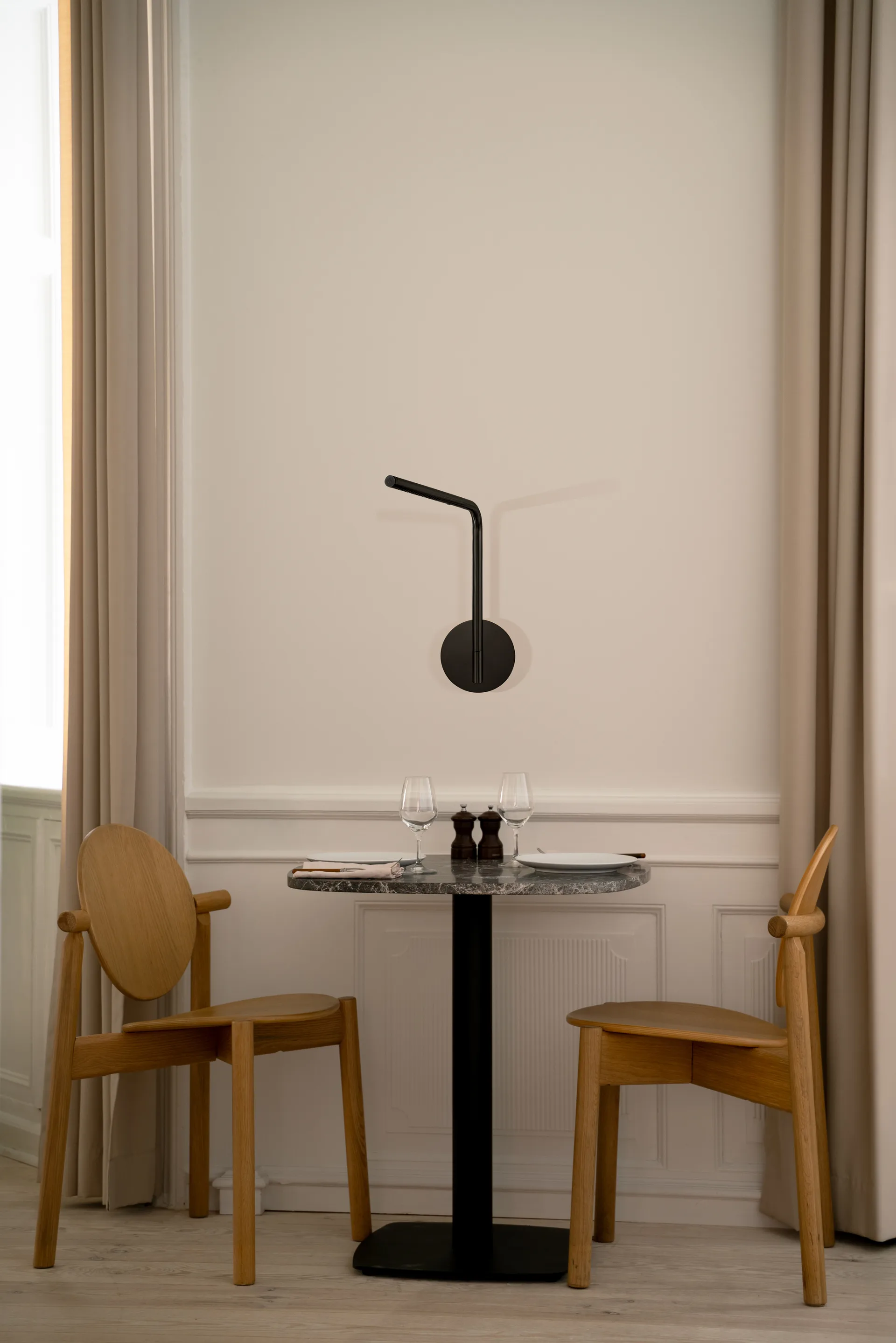 Aplique de pared Omni Pivot, Negro Umage