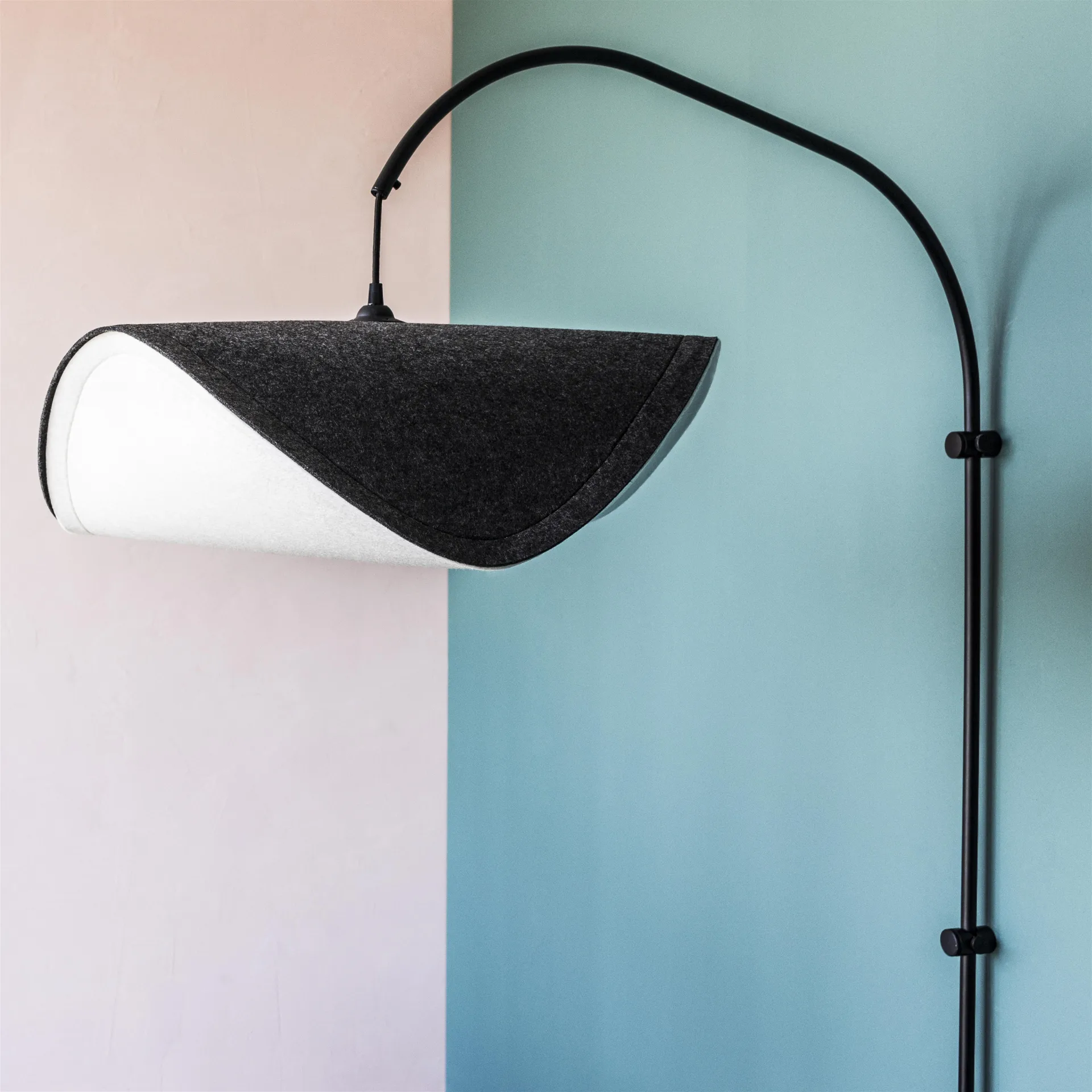 Colgador de lámpara de pared Willow simple, negro Umage