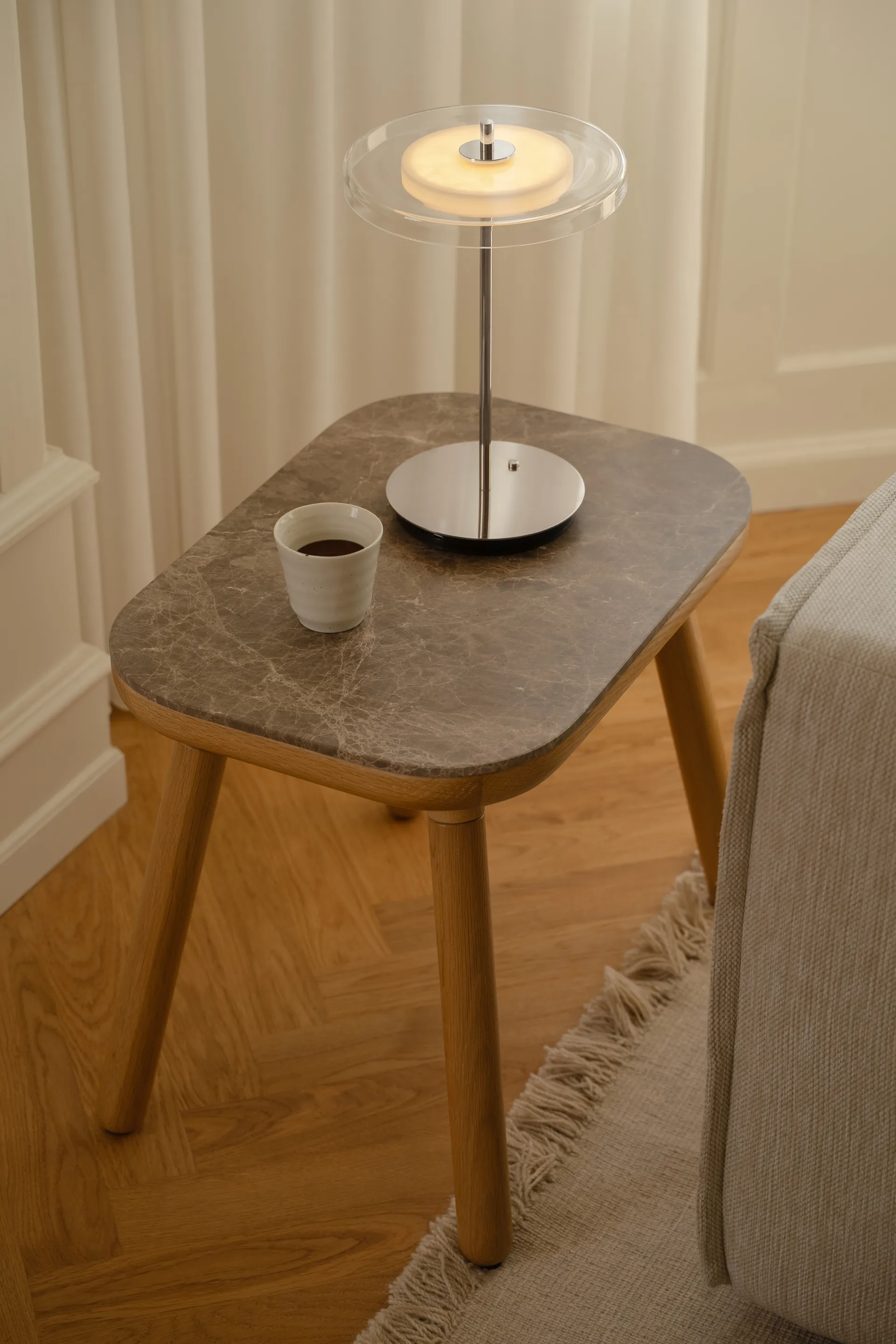 Lámpara de mesa Asteria Move, Acero pulido acabado en vidrio Umage