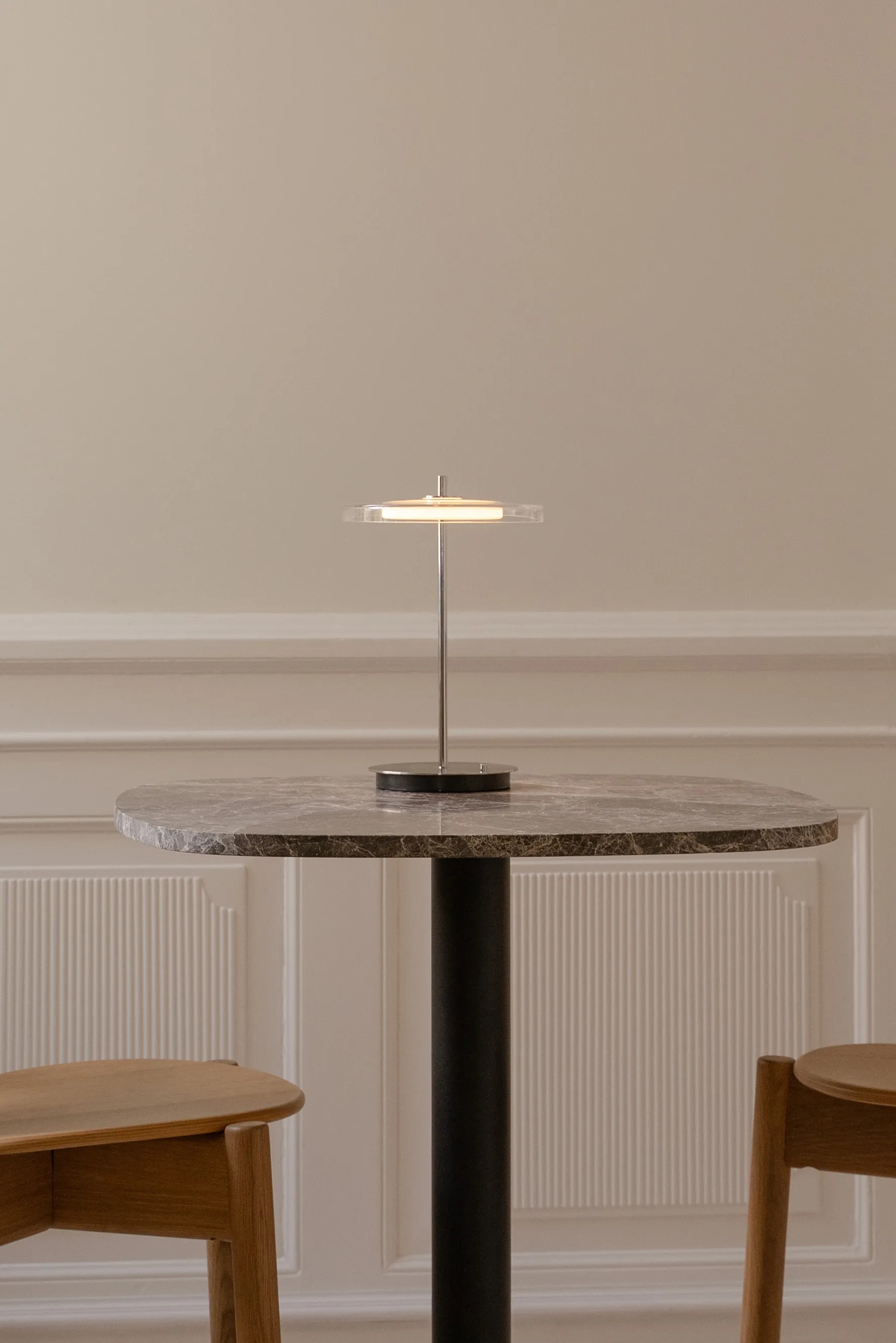Lámpara de mesa Asteria Move, Acero pulido acabado en vidrio Umage