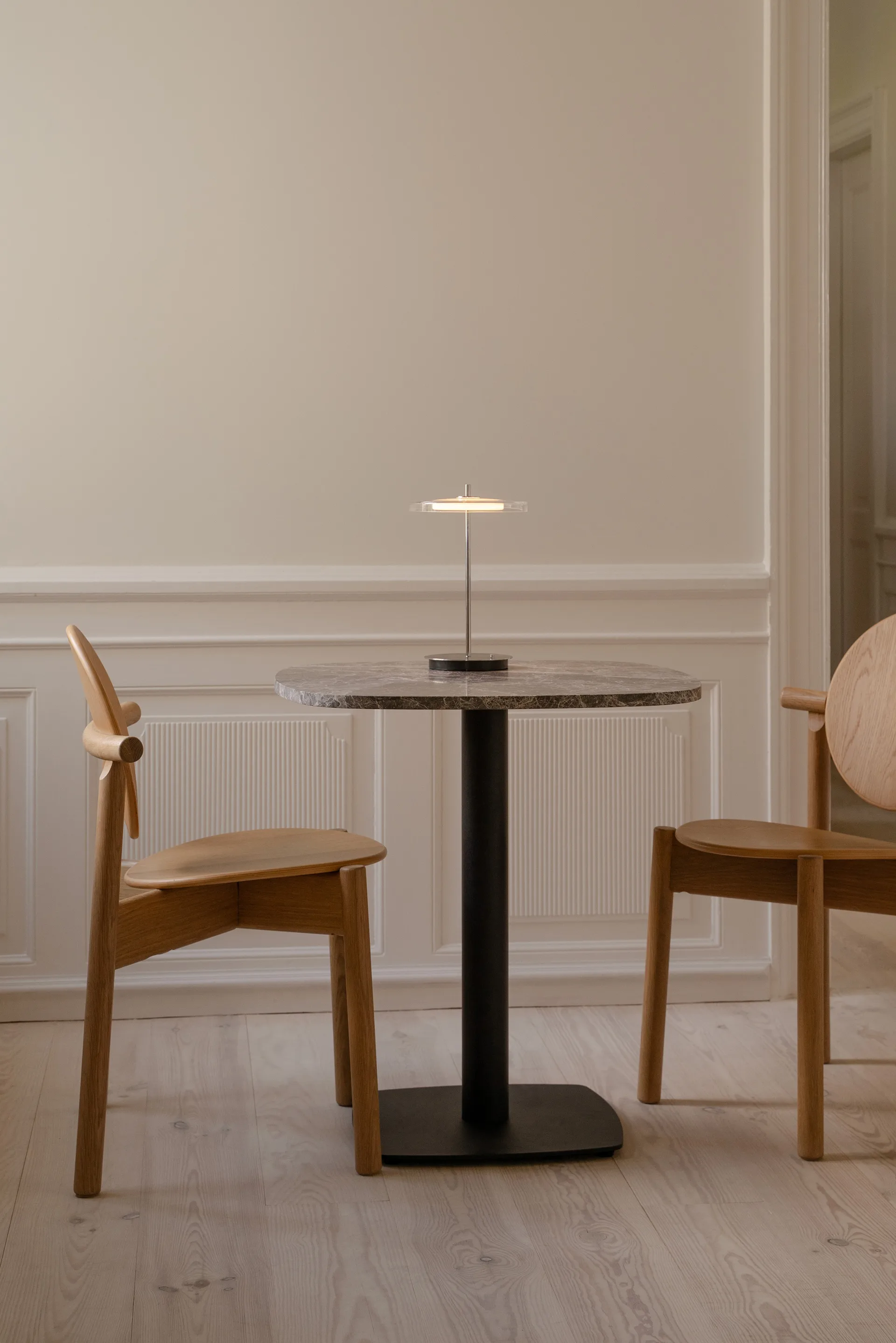 Lámpara de mesa Asteria Move, Acero pulido acabado en vidrio Umage