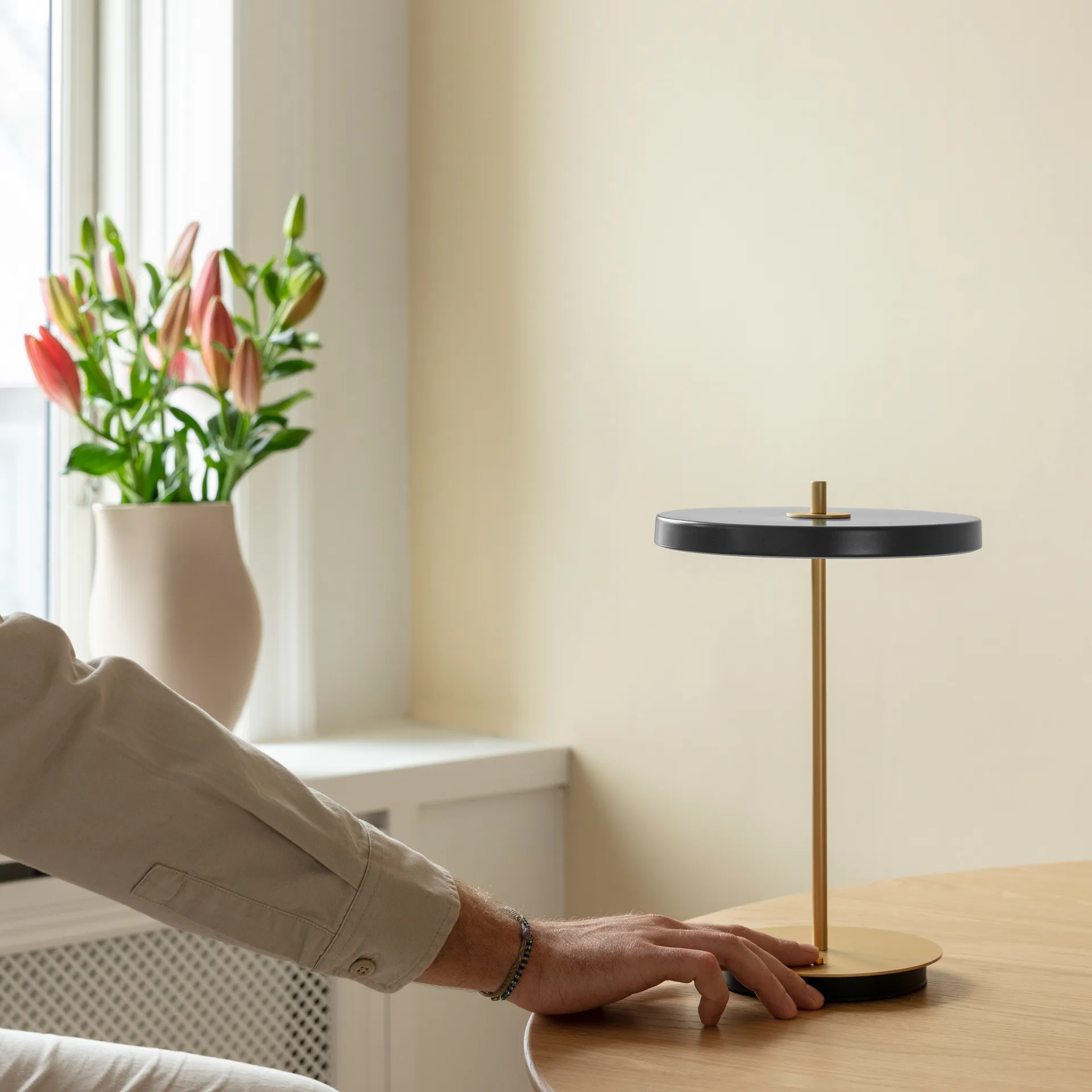 Lámpara de mesa Asteria Move, Anthracite Umage