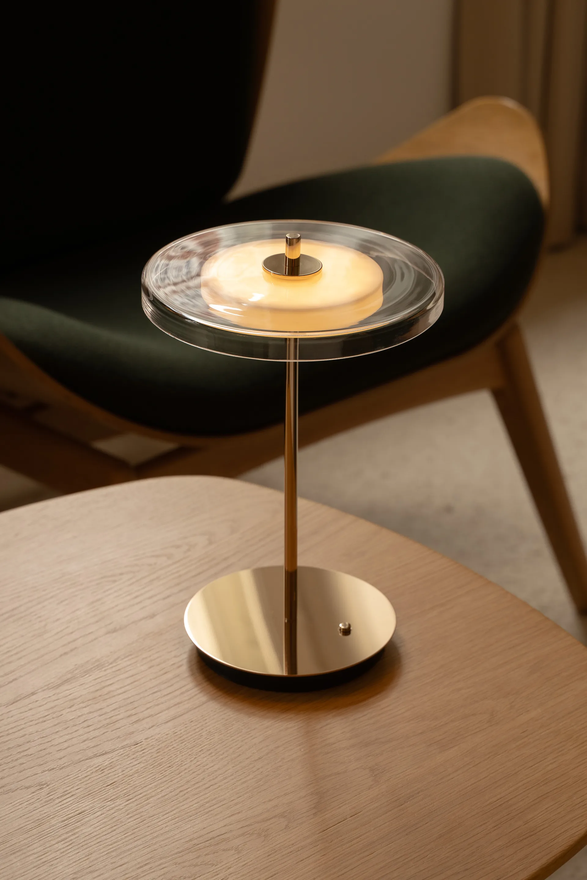 Lámpara de mesa Asteria Move, Latón pulido acabado en vidrio Umage