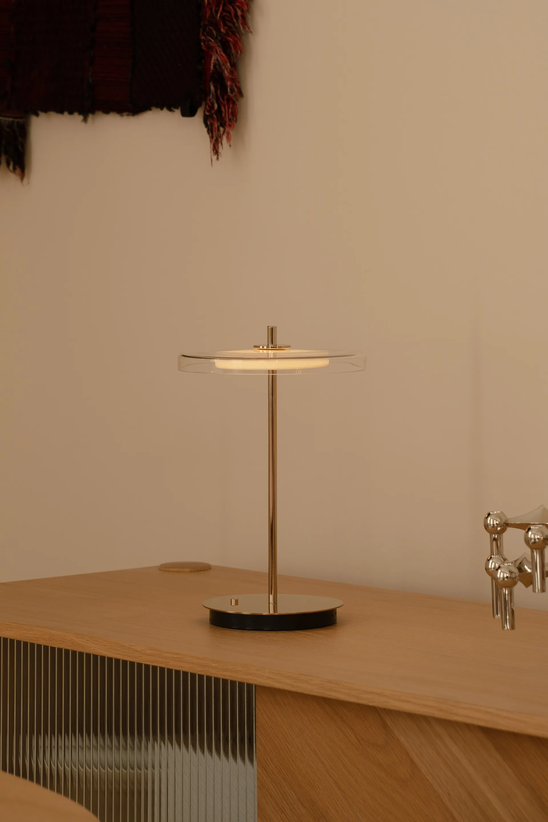 Lámpara de mesa Asteria Move, Latón pulido acabado en vidrio Umage