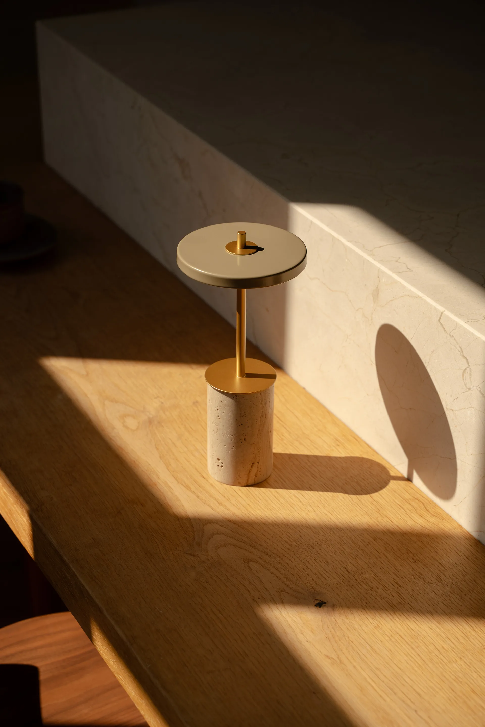Lámpara de mesa Asteria Move Mini Ø12x25,5 cm, Arcilla travertino-Latón Umage