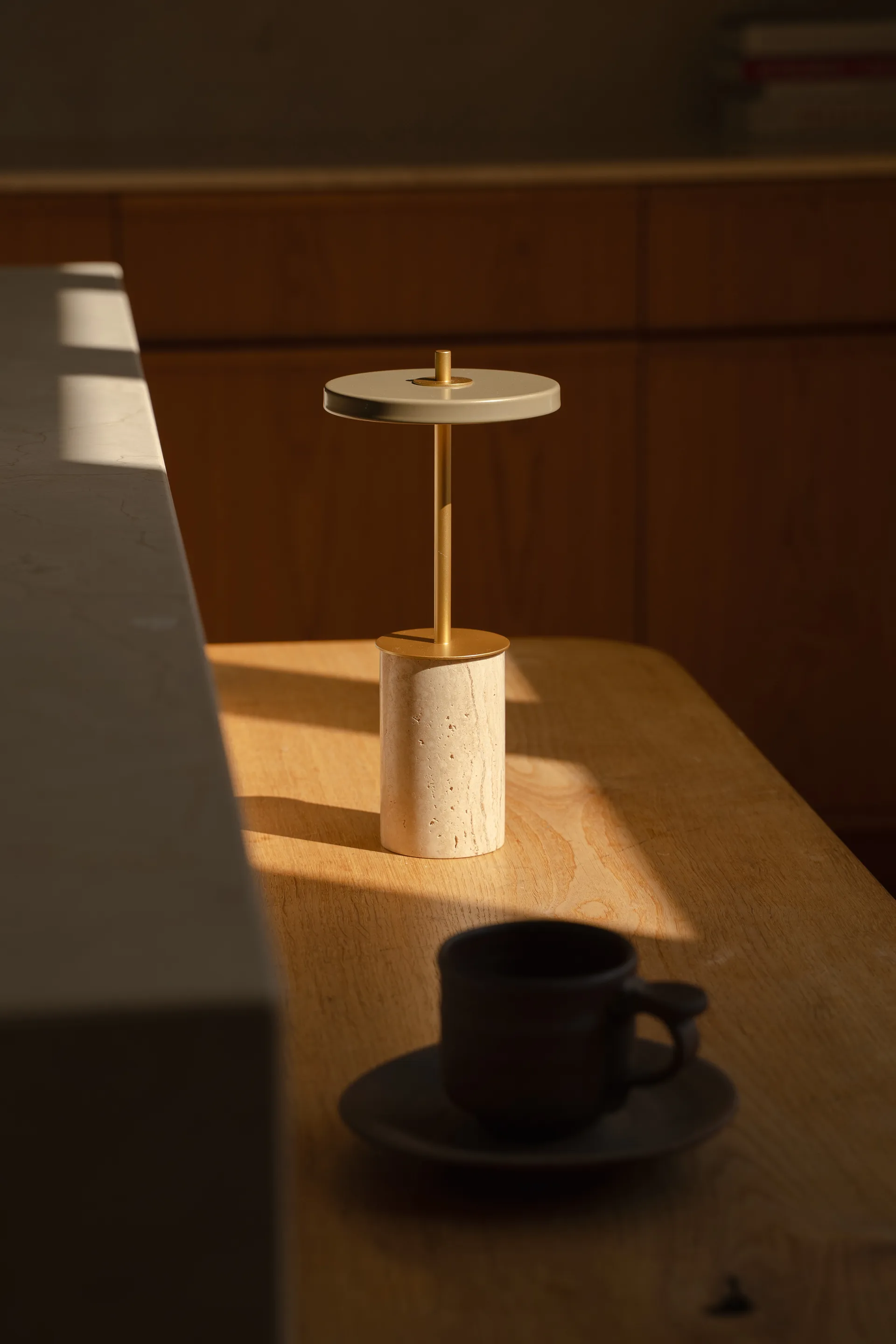Lámpara de mesa Asteria Move Mini Ø12x25,5 cm, Arcilla travertino-Latón Umage