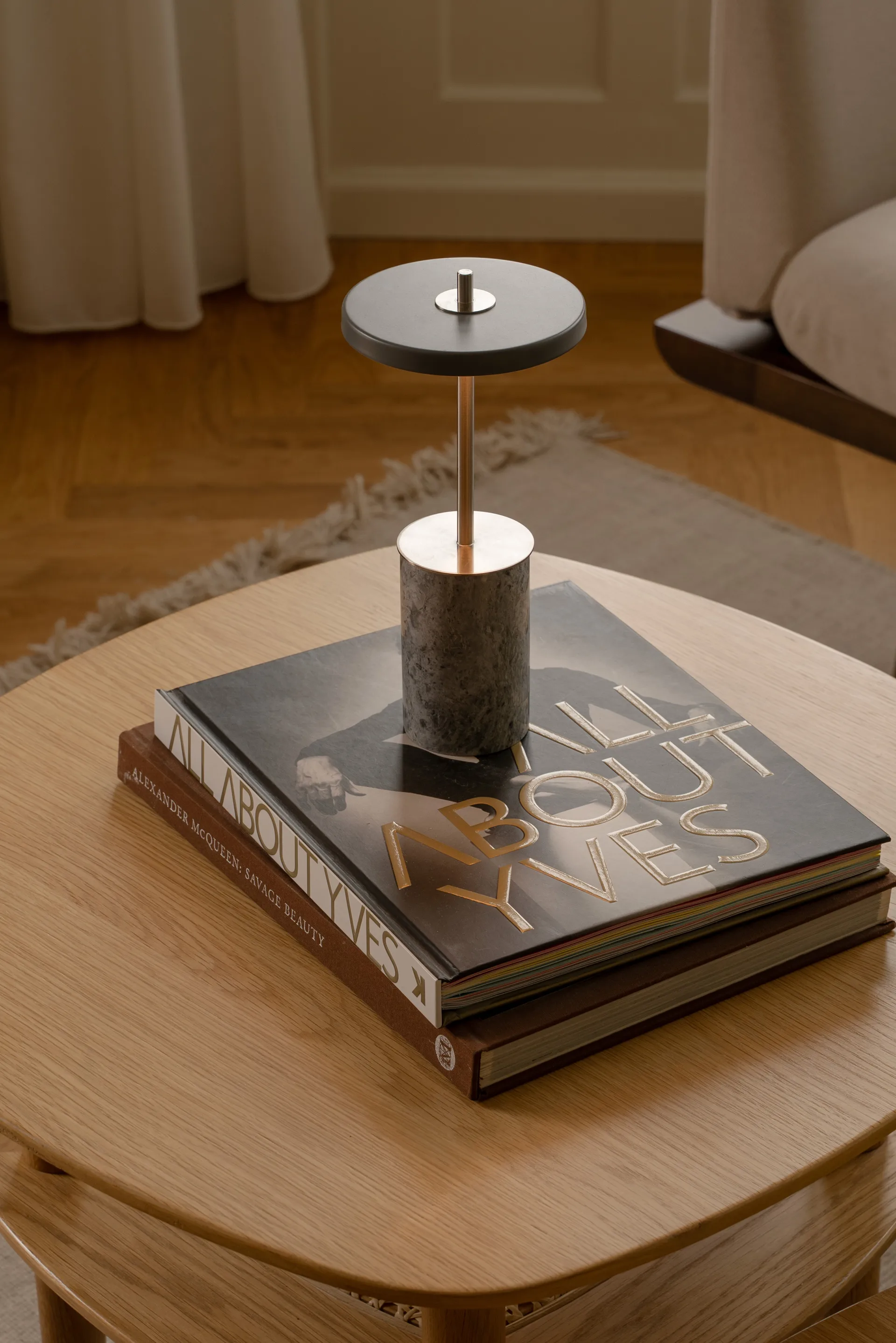 Lámpara de mesa Asteria Move Mini Ø12x25,5 cm, Mármol gris-Latón Umage