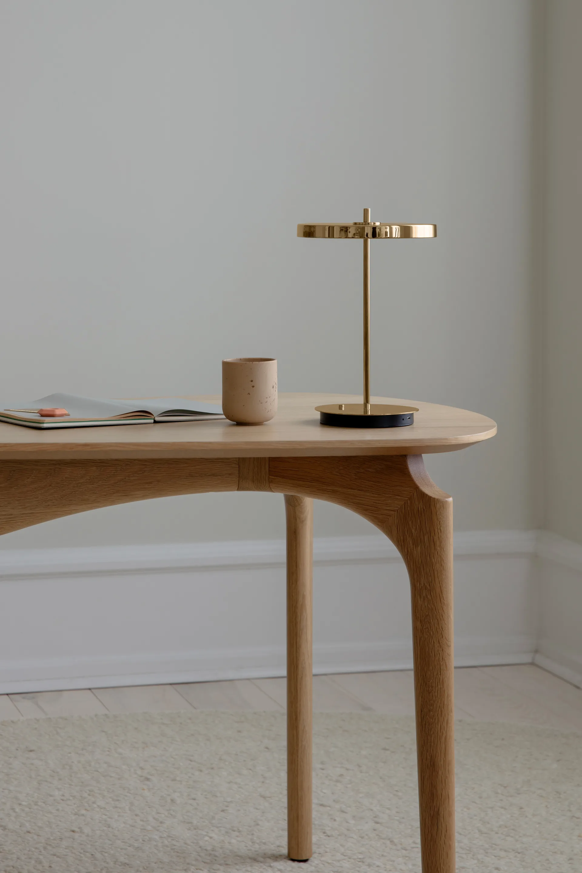 Lámpara de mesa Asteria Move, Polished brass Umage