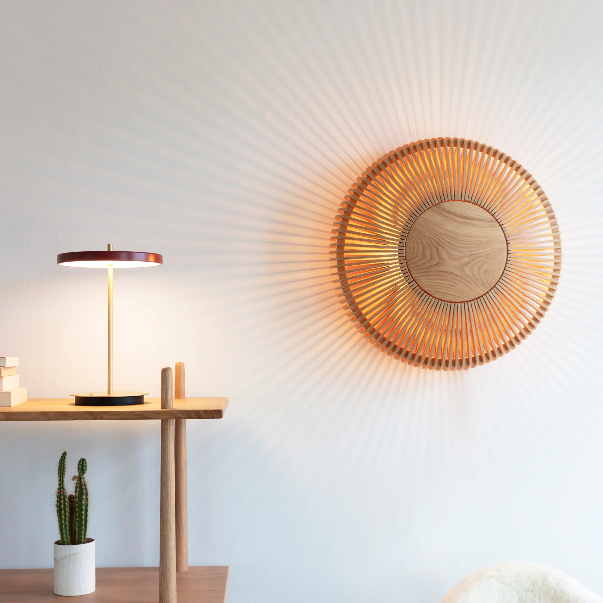 Lámpara de mesa Asteria Move, Ruby red Umage