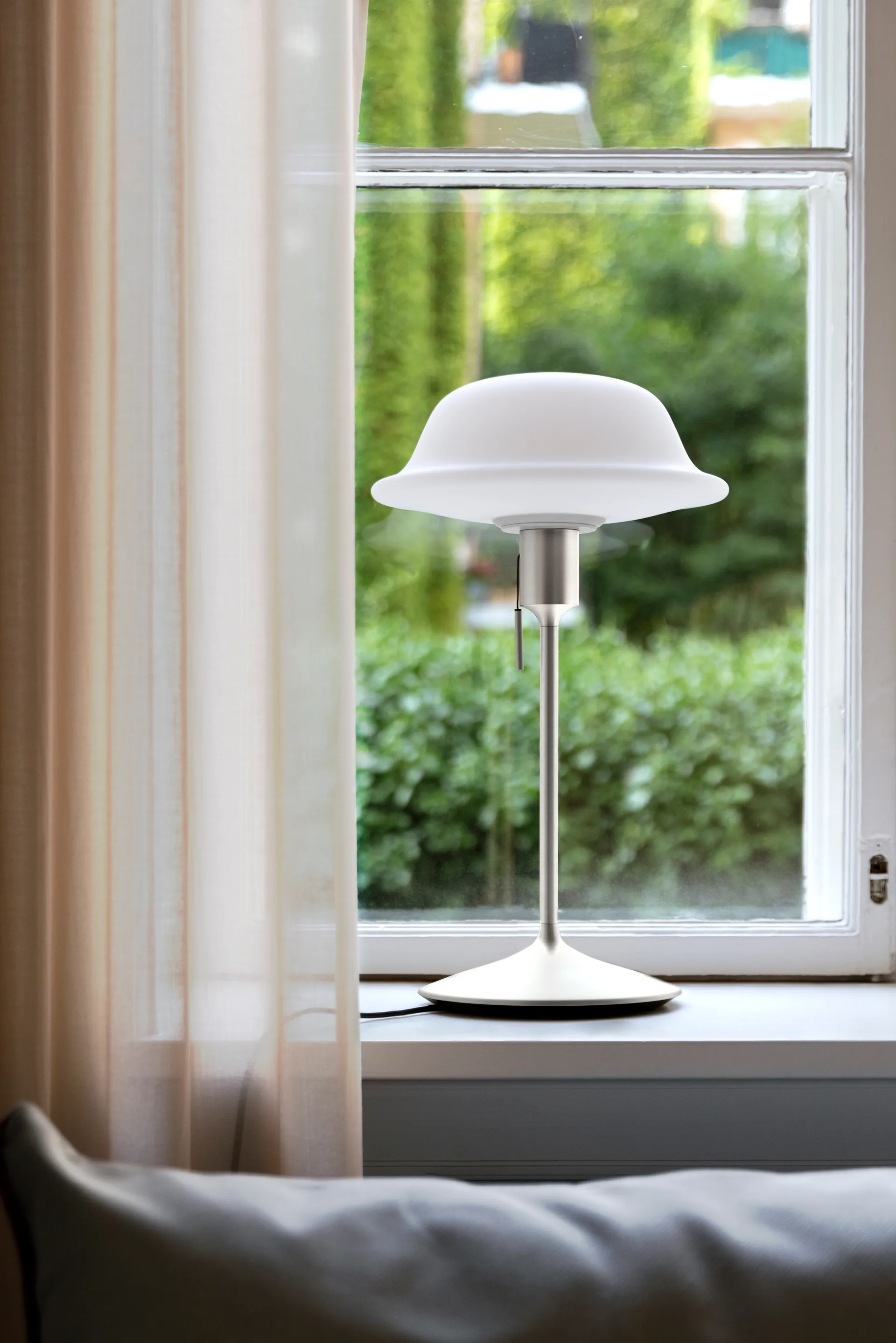 Lámpara de mesa Butler, Blanco-Acero cepillado Umage