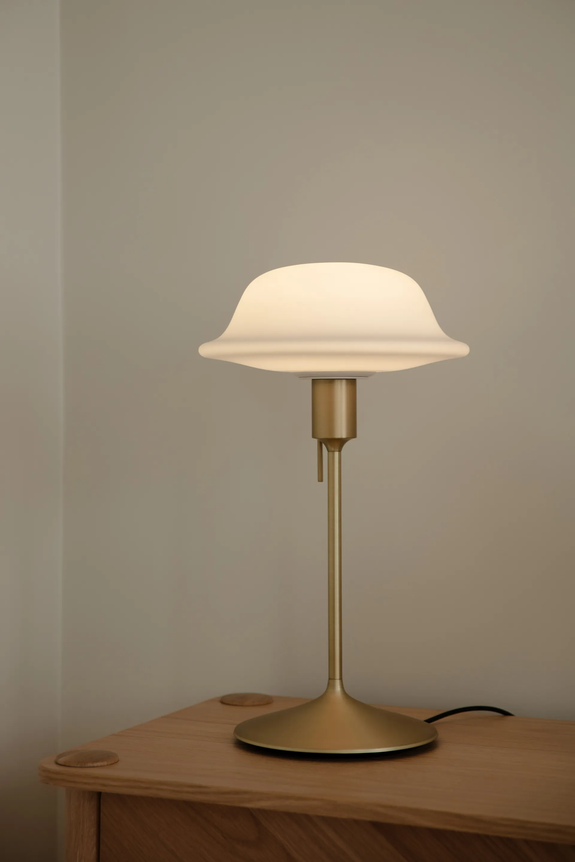 Lámpara de mesa Butler, Blanco - Latón cepillado Umage