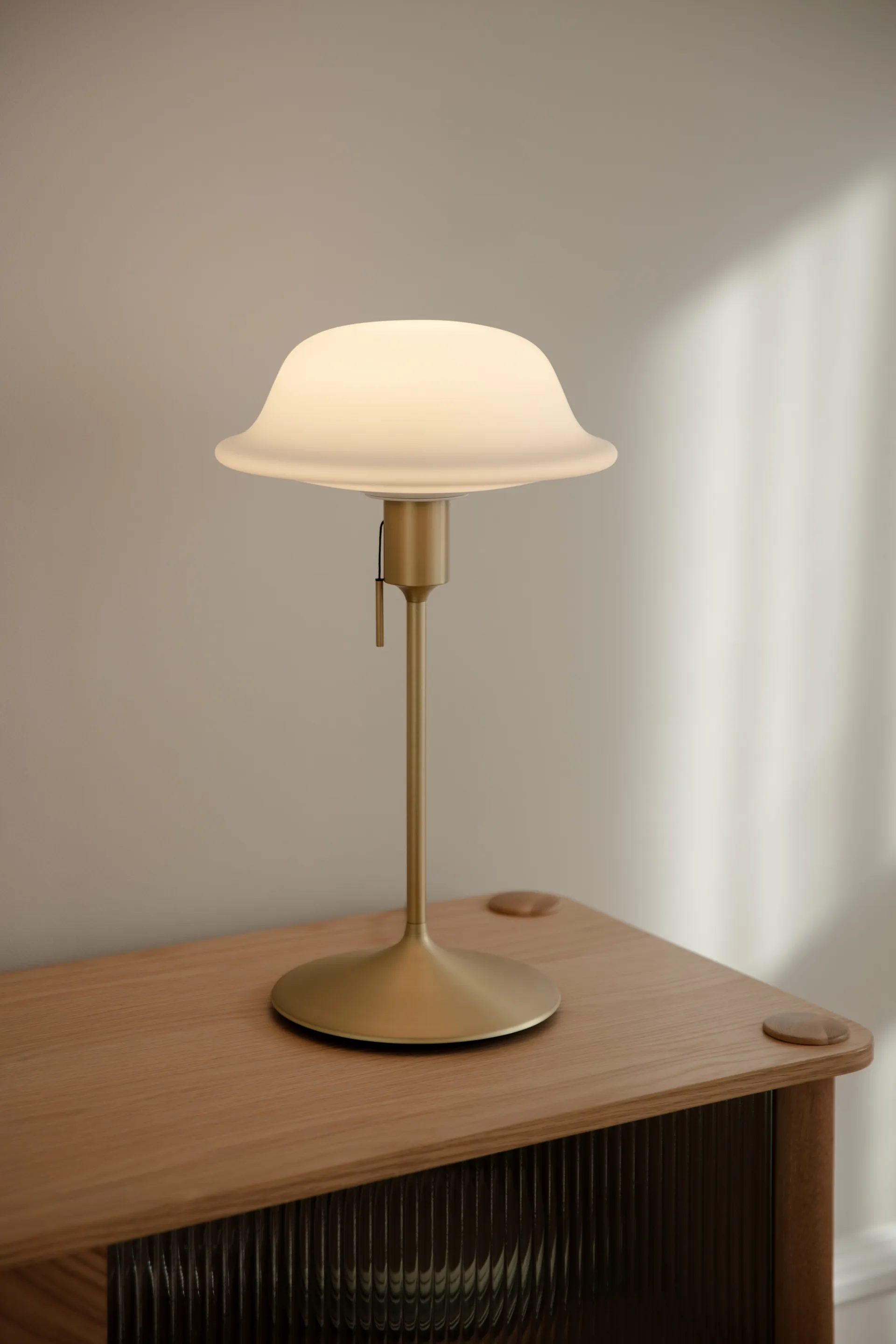 Lámpara de mesa Butler, Blanco - Latón cepillado Umage