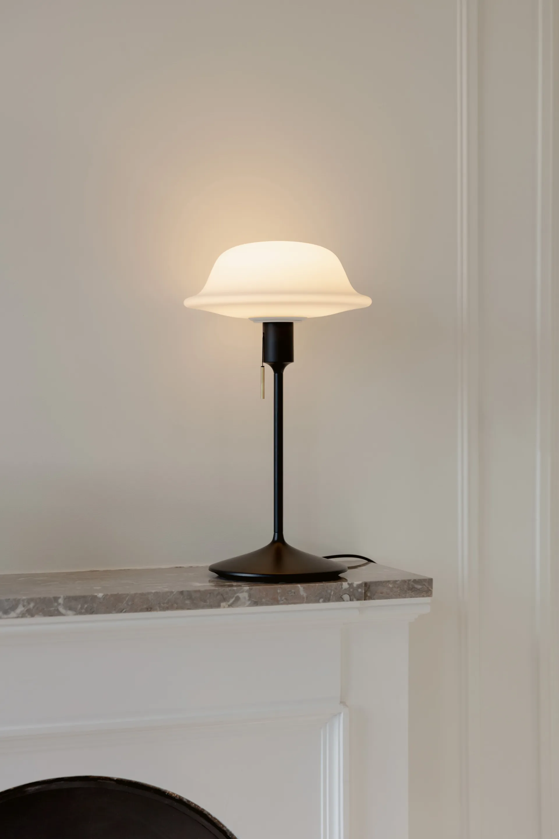 Lámpara de mesa Butler, Blanco-Negro Umage