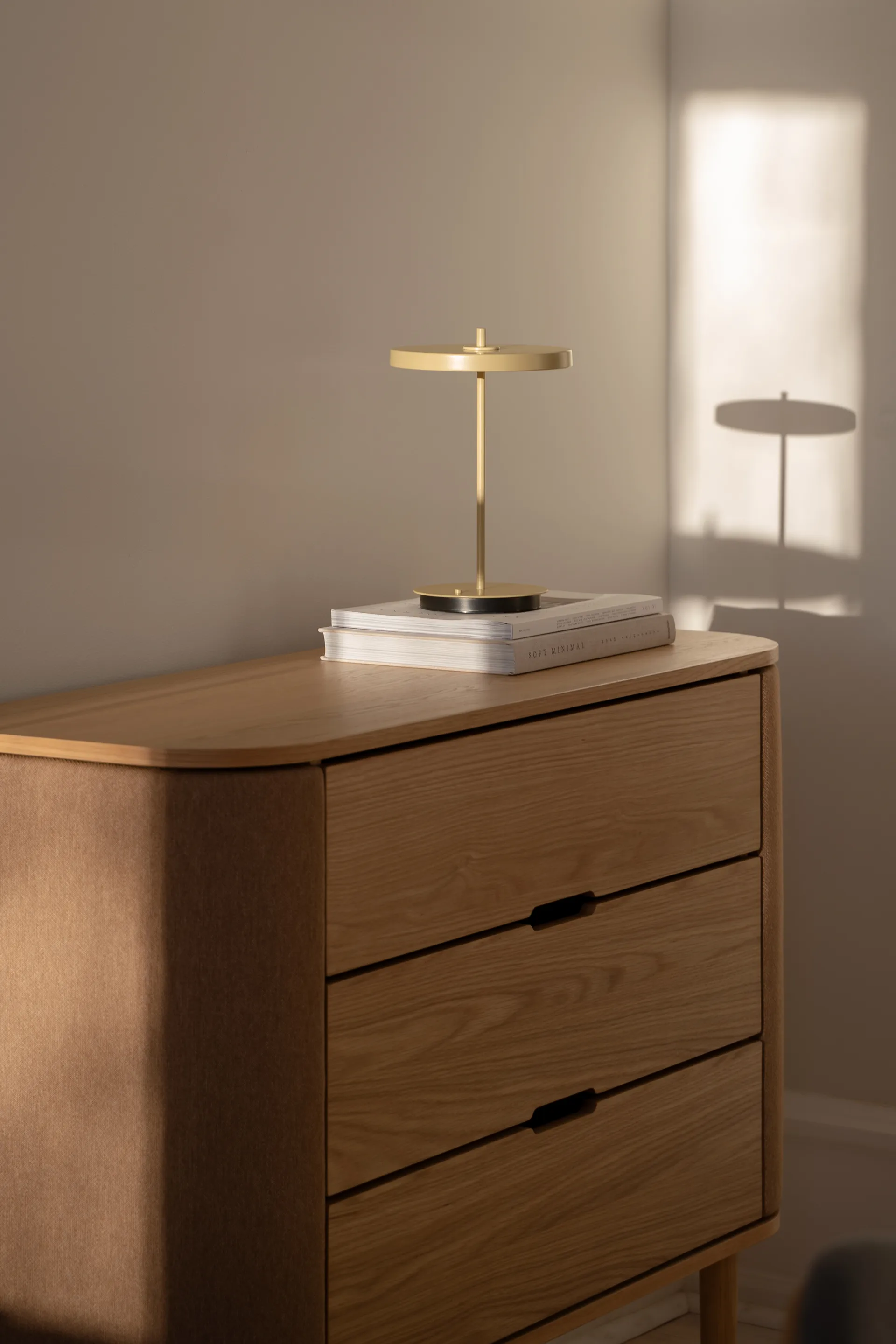 Lámpara de mesa portátil Asteria Move, Monochrome-butter yellow Umage