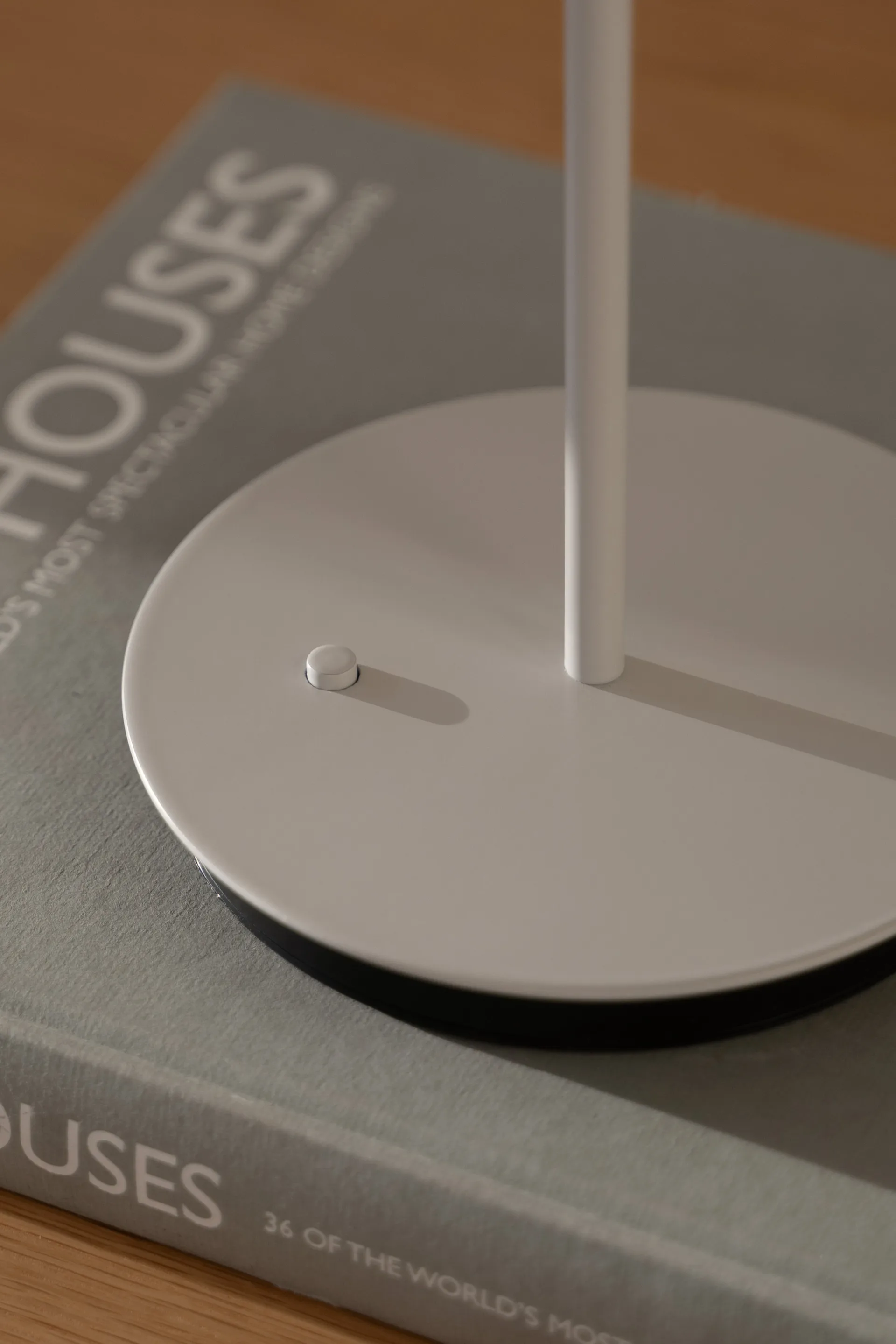 Lámpara de mesa portátil Asteria Move, Monochrome-nuance mist Umage