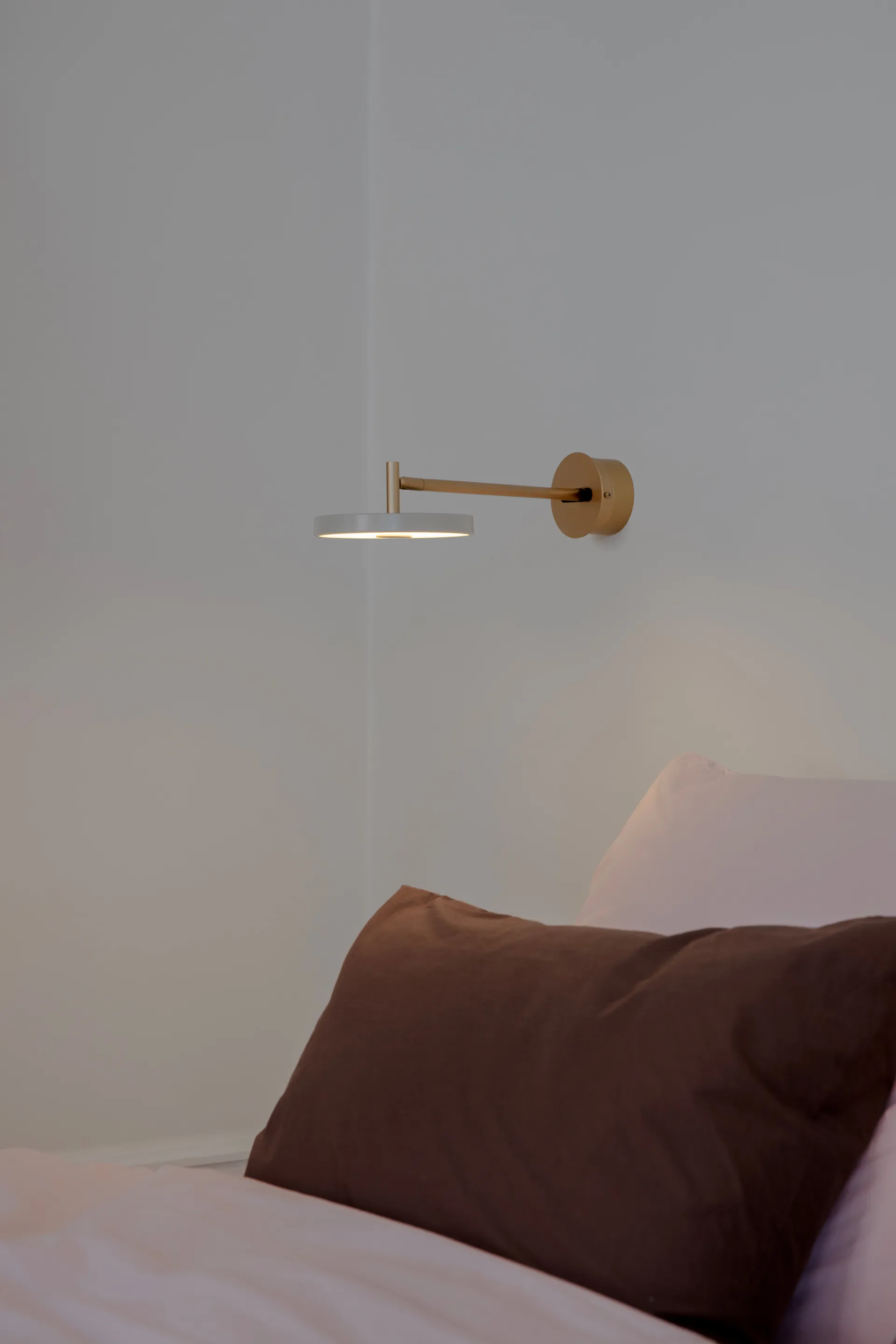 Lámpara de pared Asteria Wall, Long, Nuance mist-brass Umage