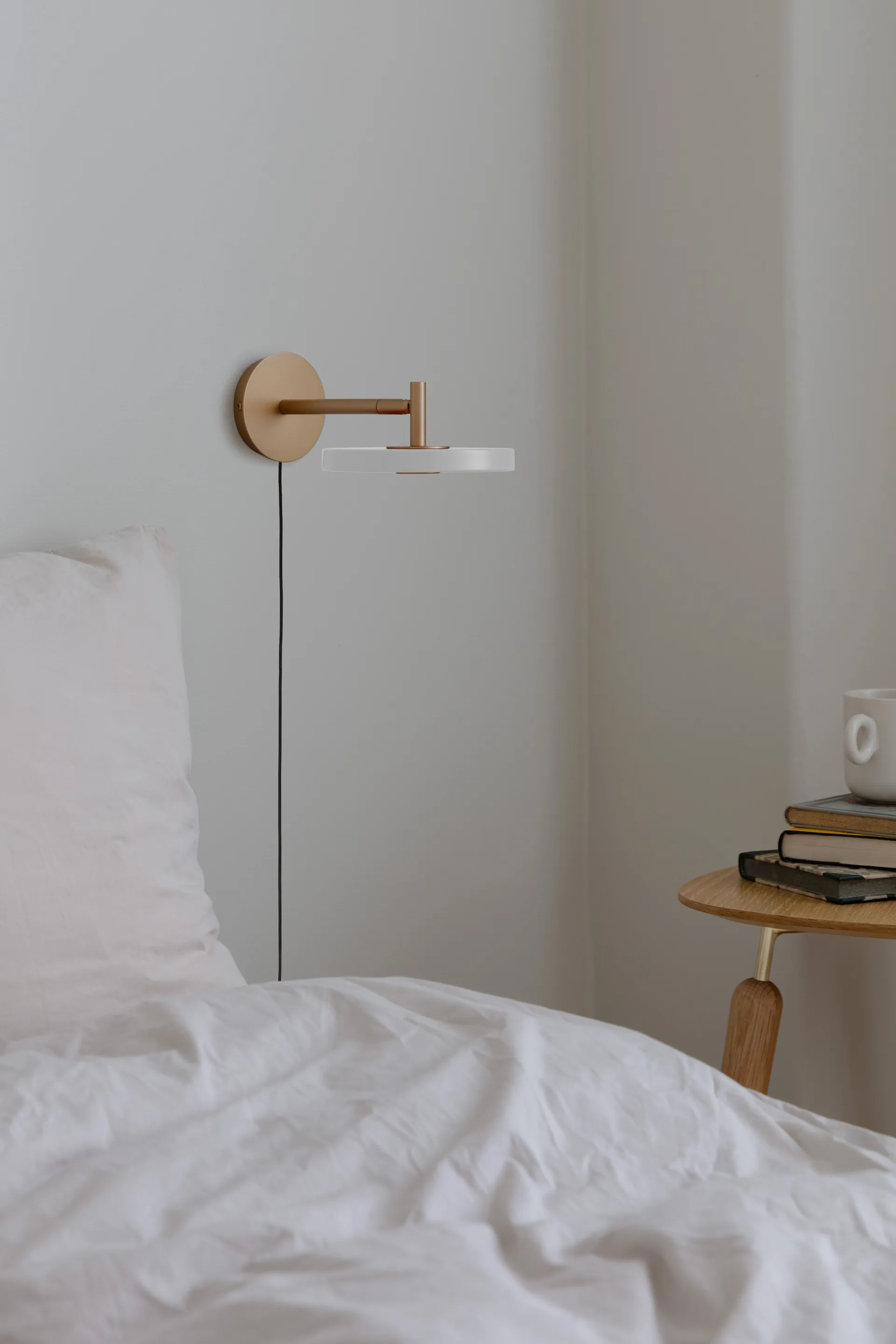 Lámpara de pared Asteria Wall, Short, Pearl white-brass Umage