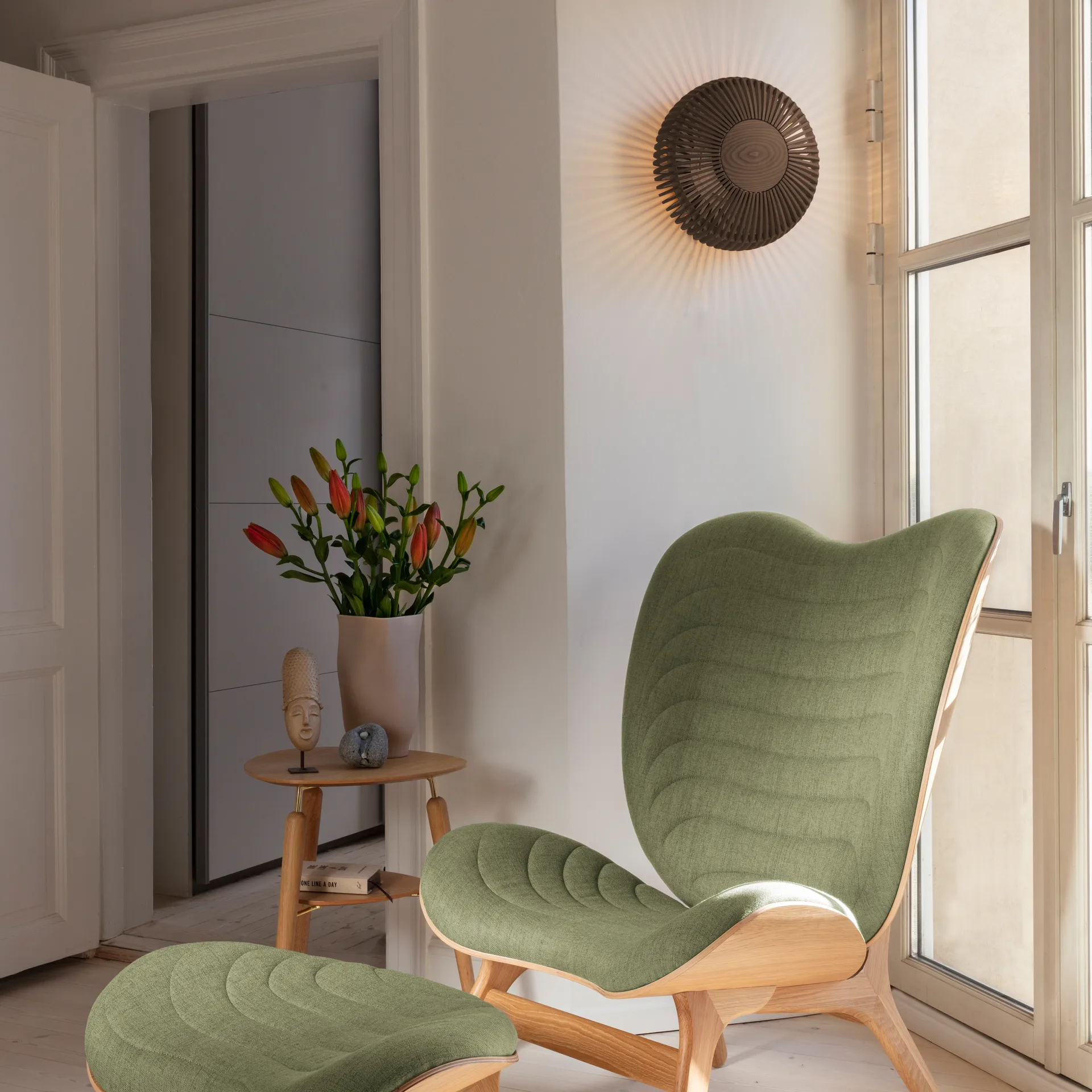 Lámpara de pared Clava Up medium, roble oscuro Umage