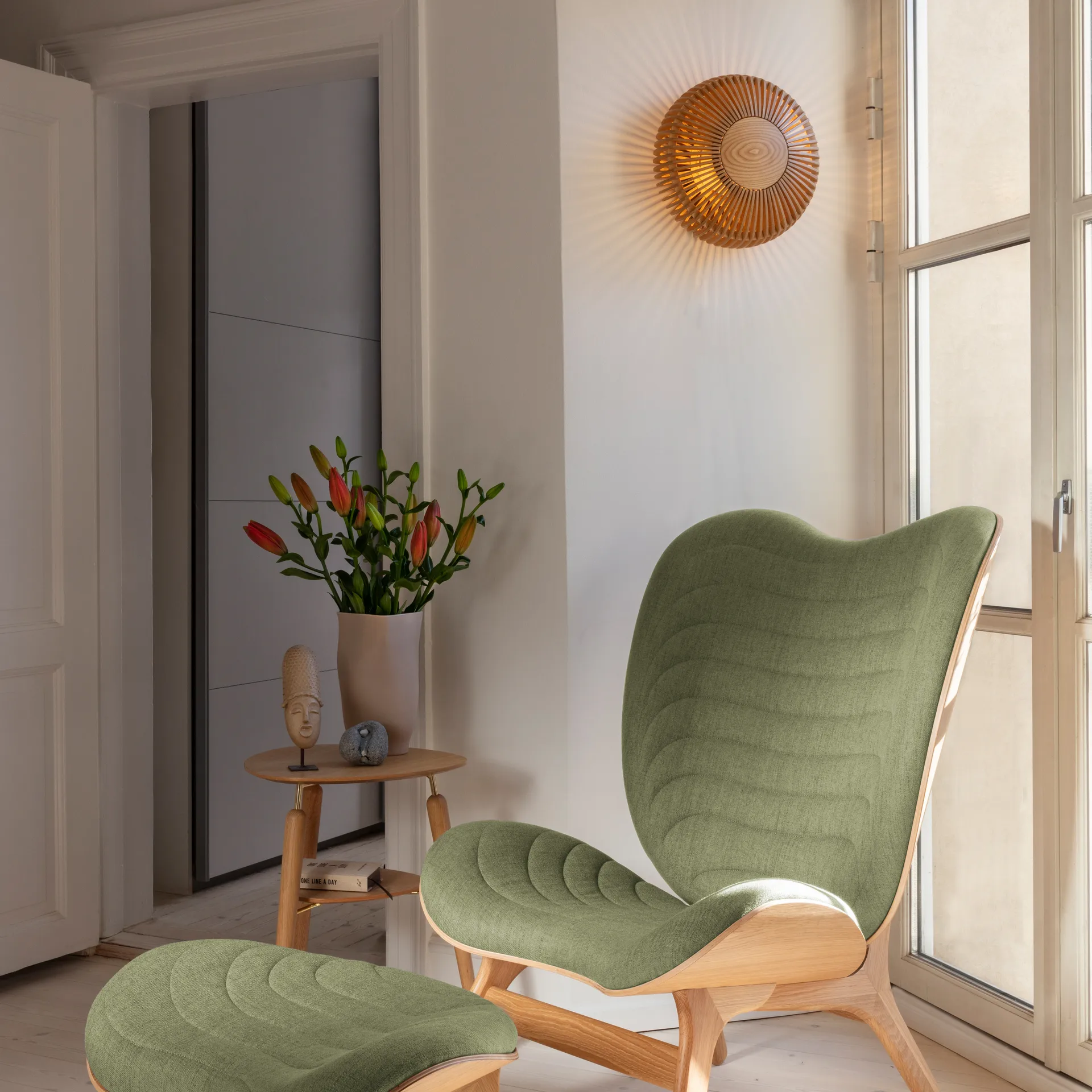 Lámpara de pared Clava Up medium, roble Umage