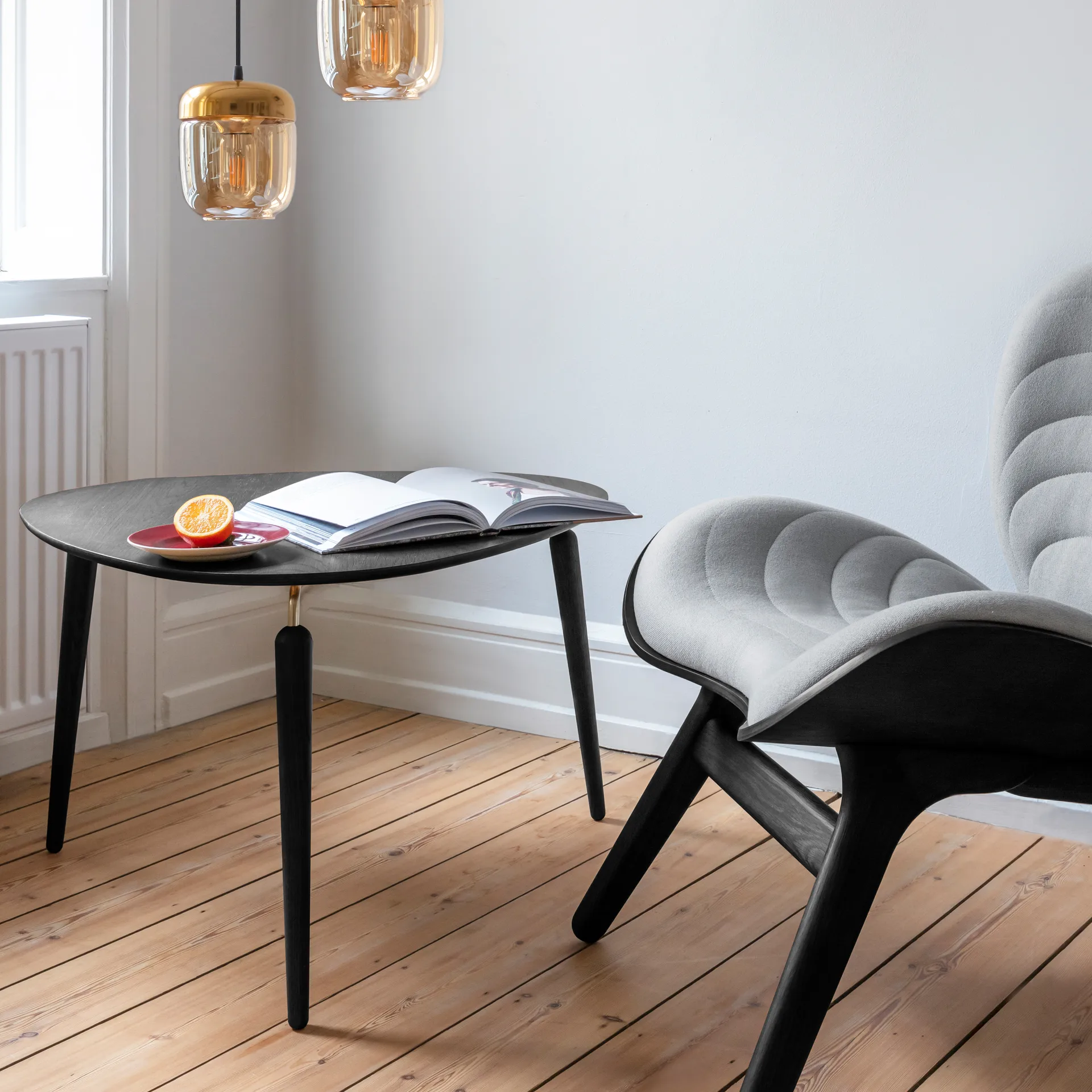 Mesa auxiliar Hang Out, Roble negro-latón Umage