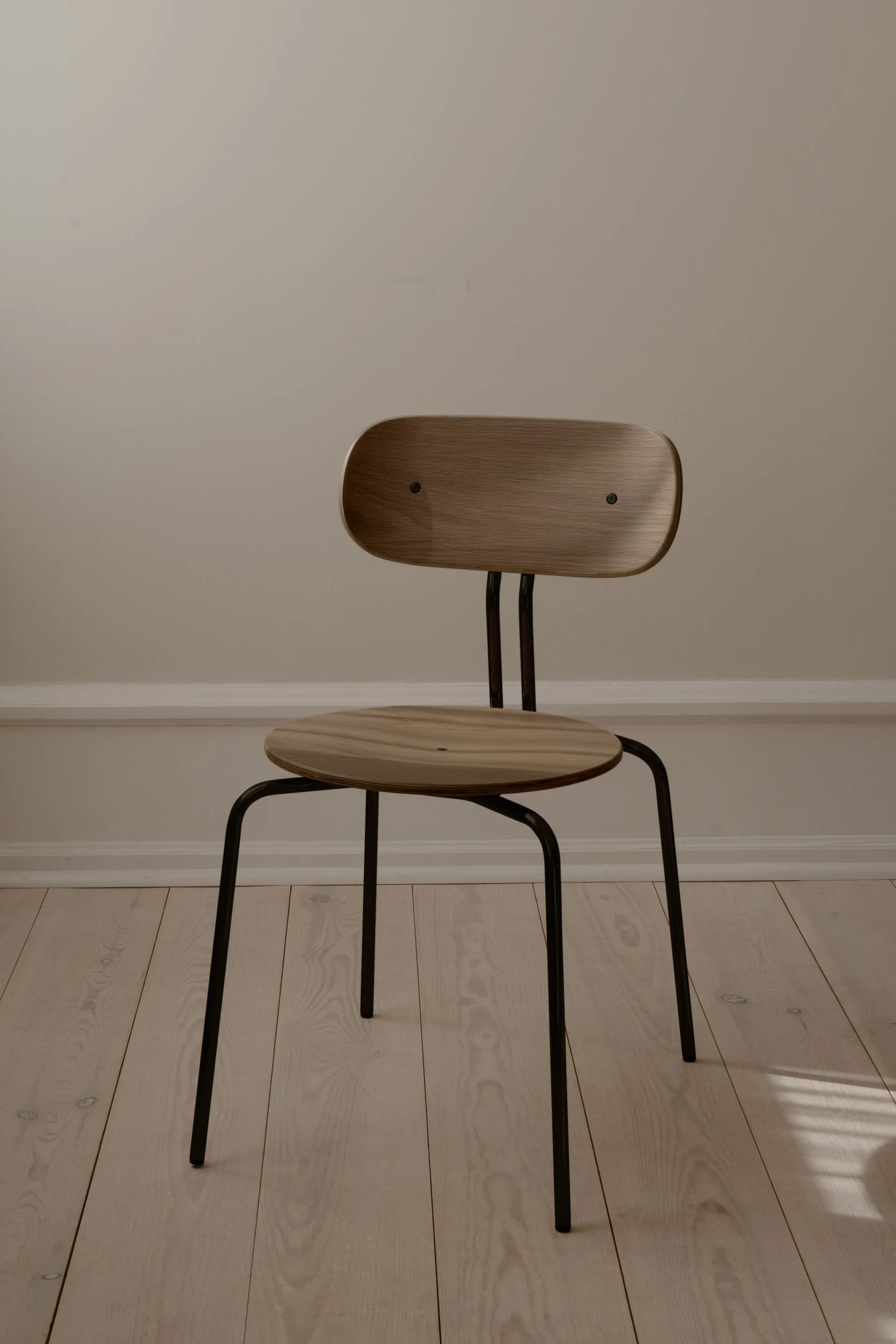 Silla Curious, Roble ahumado-Patas negras Umage