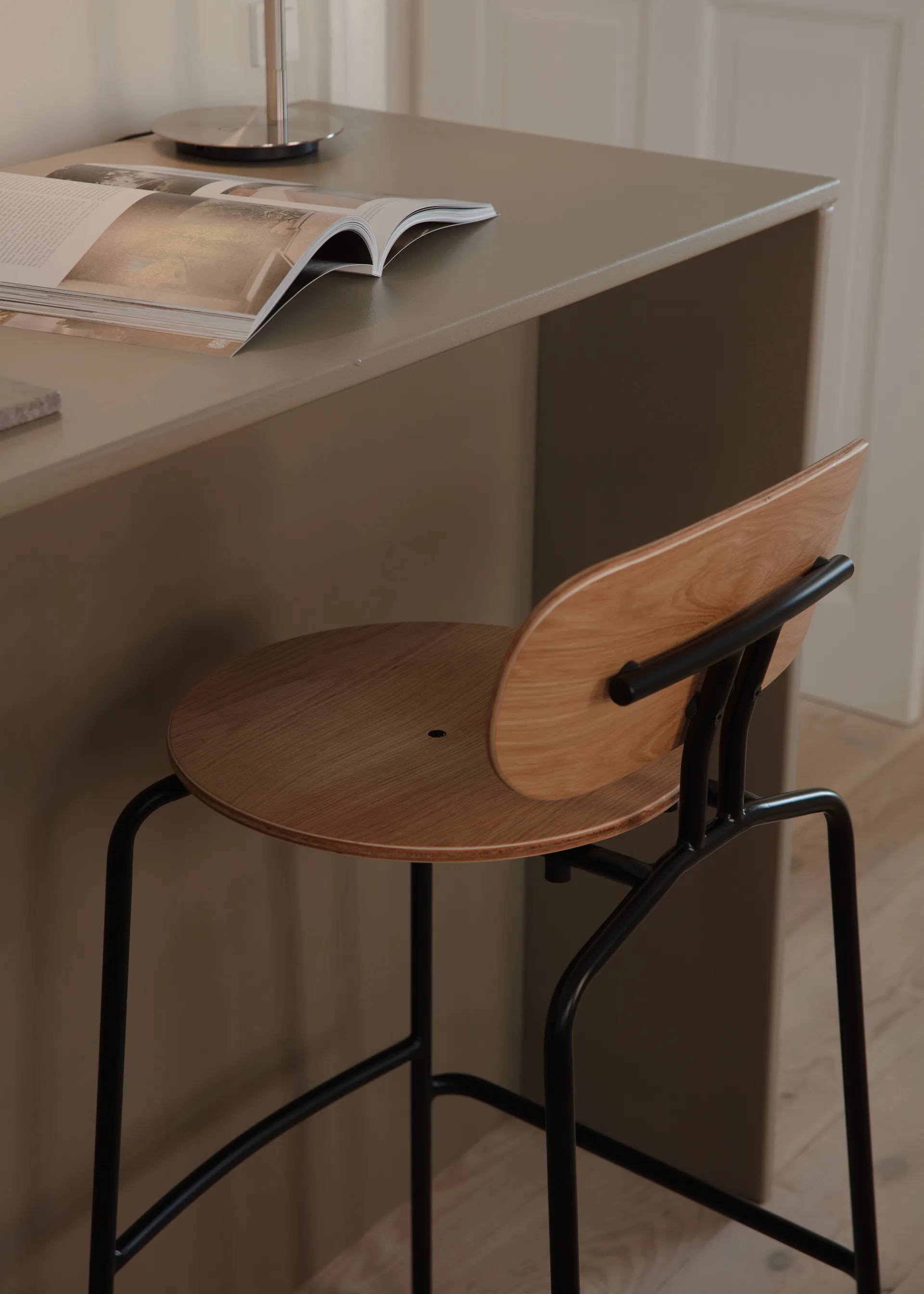 Taburete Curious 75 cm, Oak-black Umage