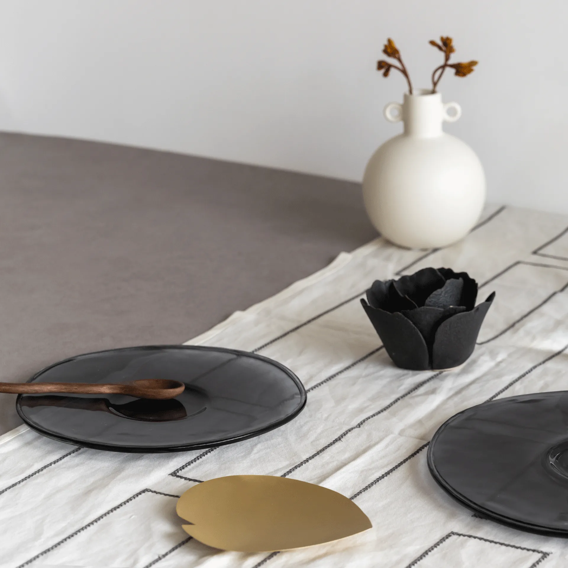 Plato UNC vidrio reciclado Ø23 cm, Ebony URBAN NATURE CULTURE