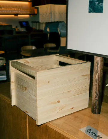 020 Koppa Crate caja de almacenamiento - Pino aceitado con cera, grande 38x43x36 cm - Vaarnii