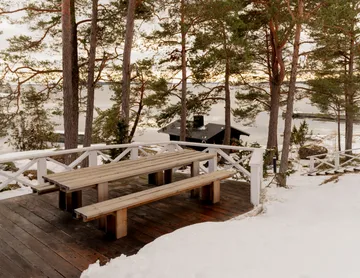 Banco 013 Osa Outdoor Bench - Pino termotratado, 333×37×49 cm - Vaarnii