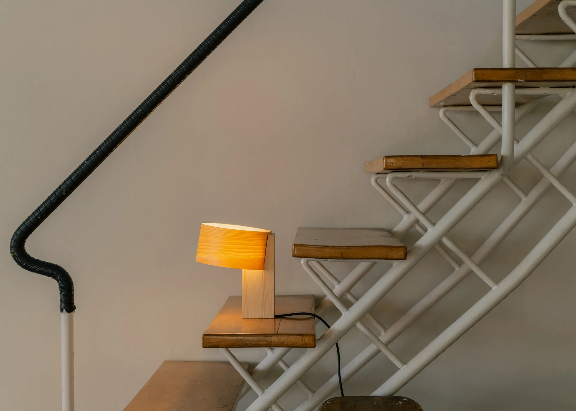 Lámpara de mesa 018 Hoop Table Lamp, Pino aceitado y encerado mate, 34 cm Vaarnii