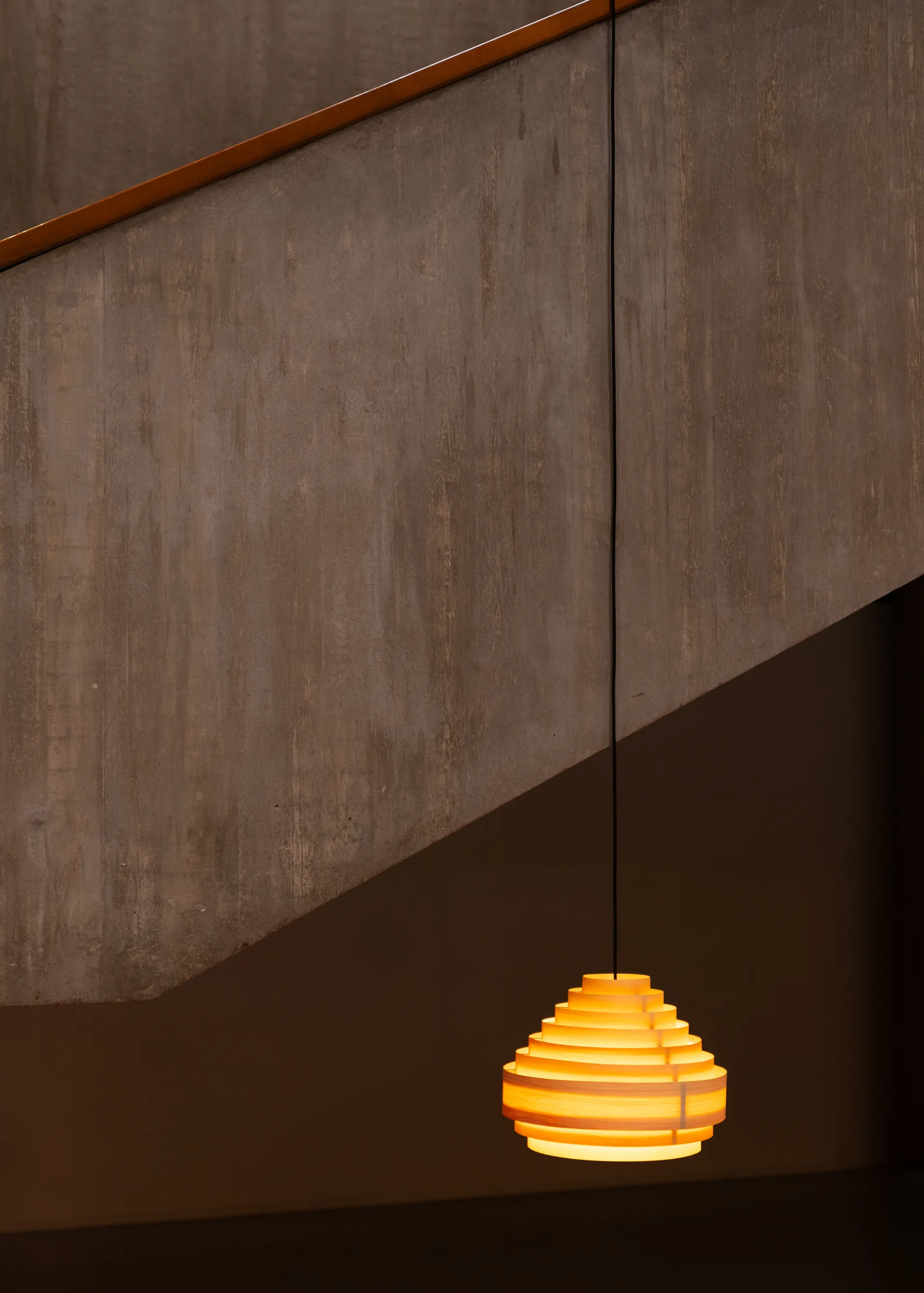 Lámpara de techo 1001 Hans Pendant, Pino aceitado y encerado mate, Ø38 cm Vaarnii