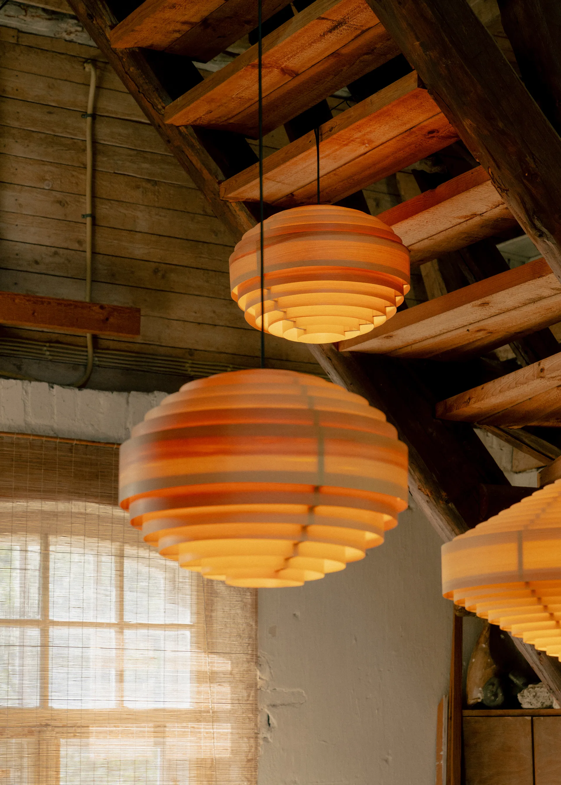 Lámpara de techo 1002 Hans Pendant, Pino aceitado y encerado mate, Ø46 cm Vaarnii