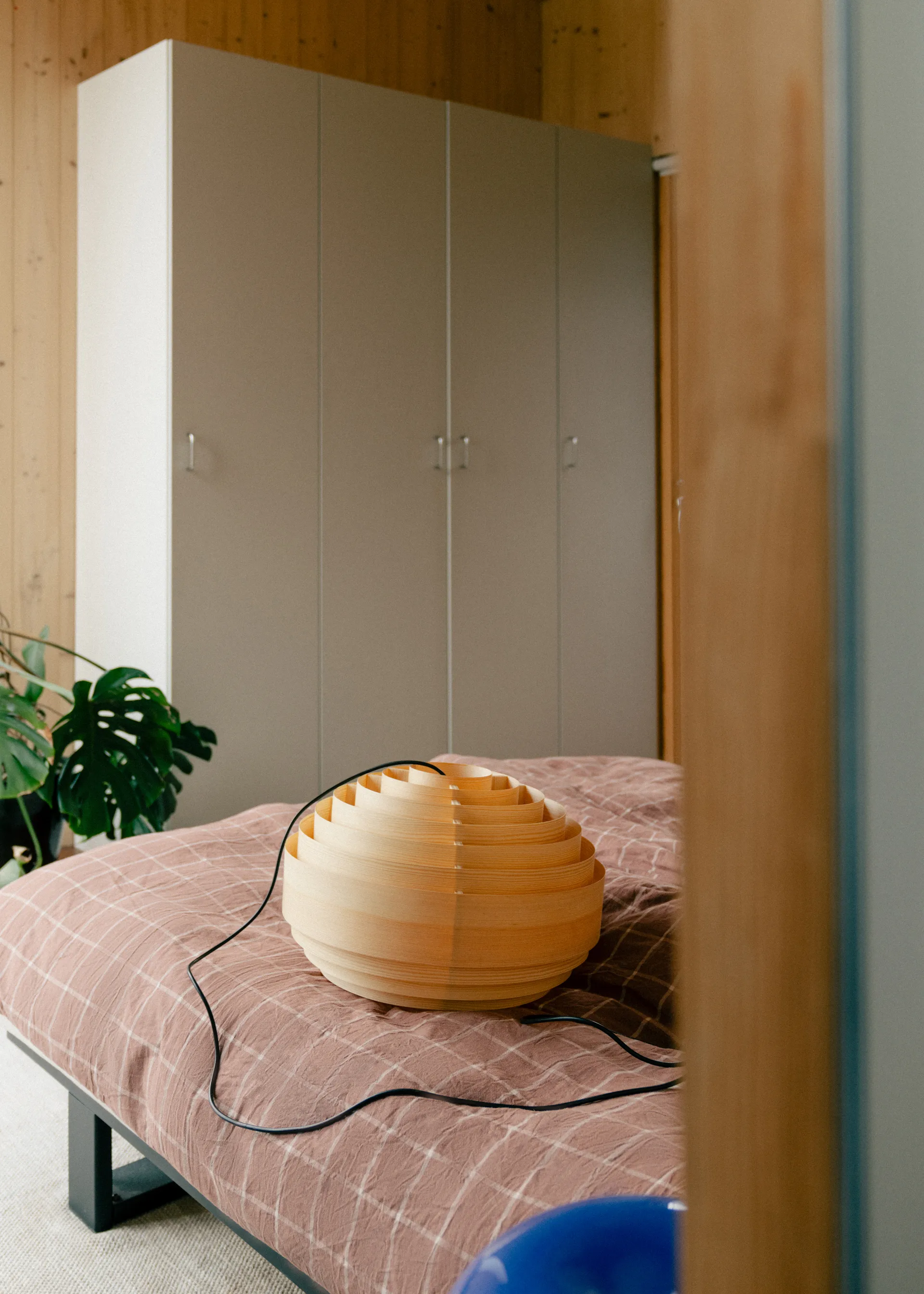 Lámpara de techo 1002 Hans Pendant, Pino aceitado y encerado mate, Ø46 cm Vaarnii