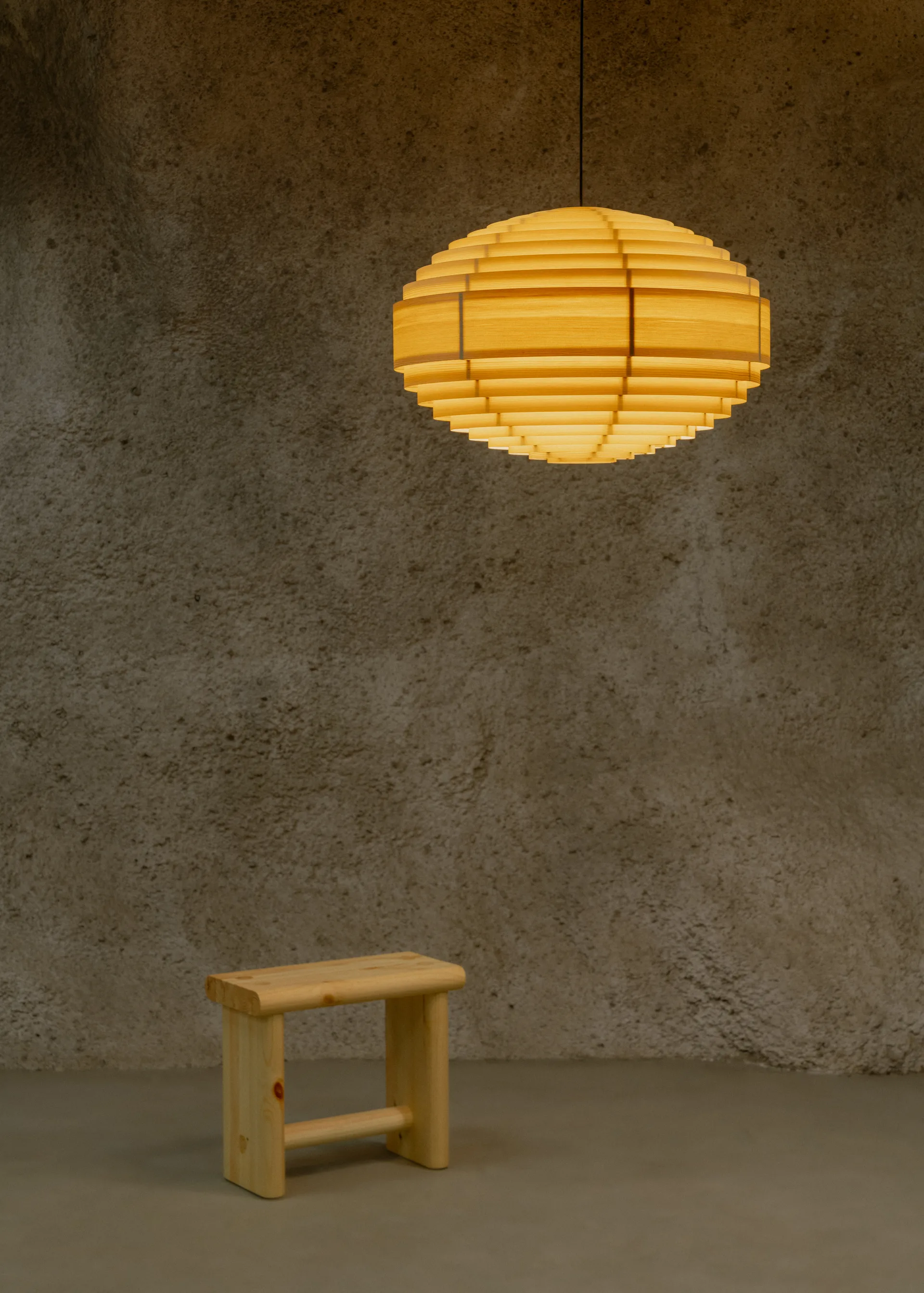 Lámpara de techo 1002 Hans Pendant, Pino aceitado y encerado mate, XL Ø70 cm Vaarnii