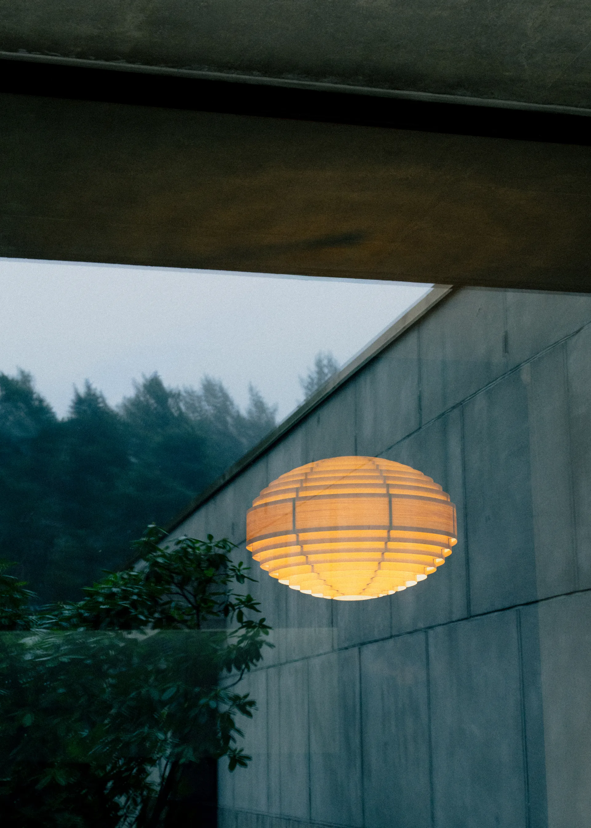 Lámpara de techo 1002 Hans Pendant, Pino aceitado y encerado mate, XL Ø70 cm Vaarnii