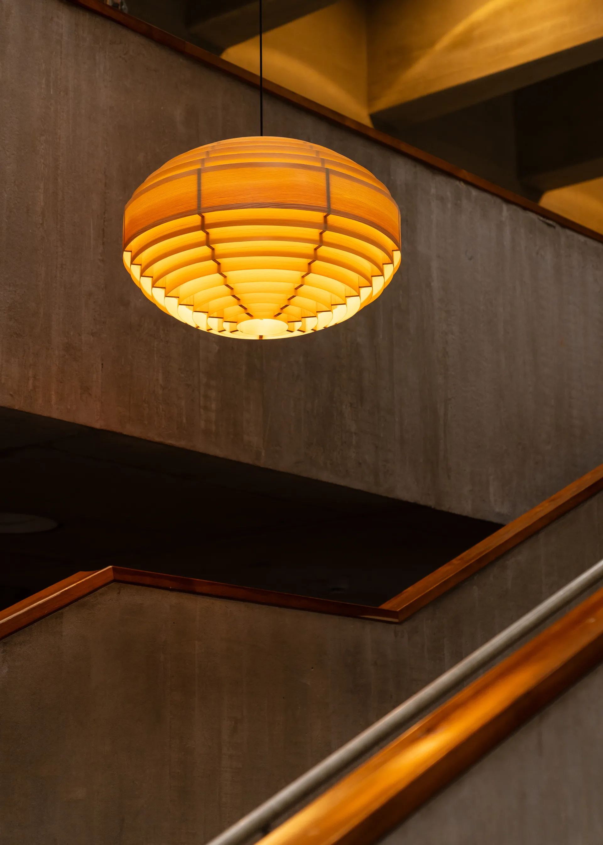 Lámpara de techo 1002 Hans Pendant, Pino aceitado y encerado mate, XL Ø70 cm Vaarnii