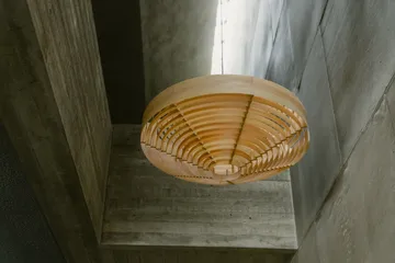 Lámpara de techo 1003 Hans Pendant - Pino aceitado y encerado mate, XL Ø90 cm - Vaarnii