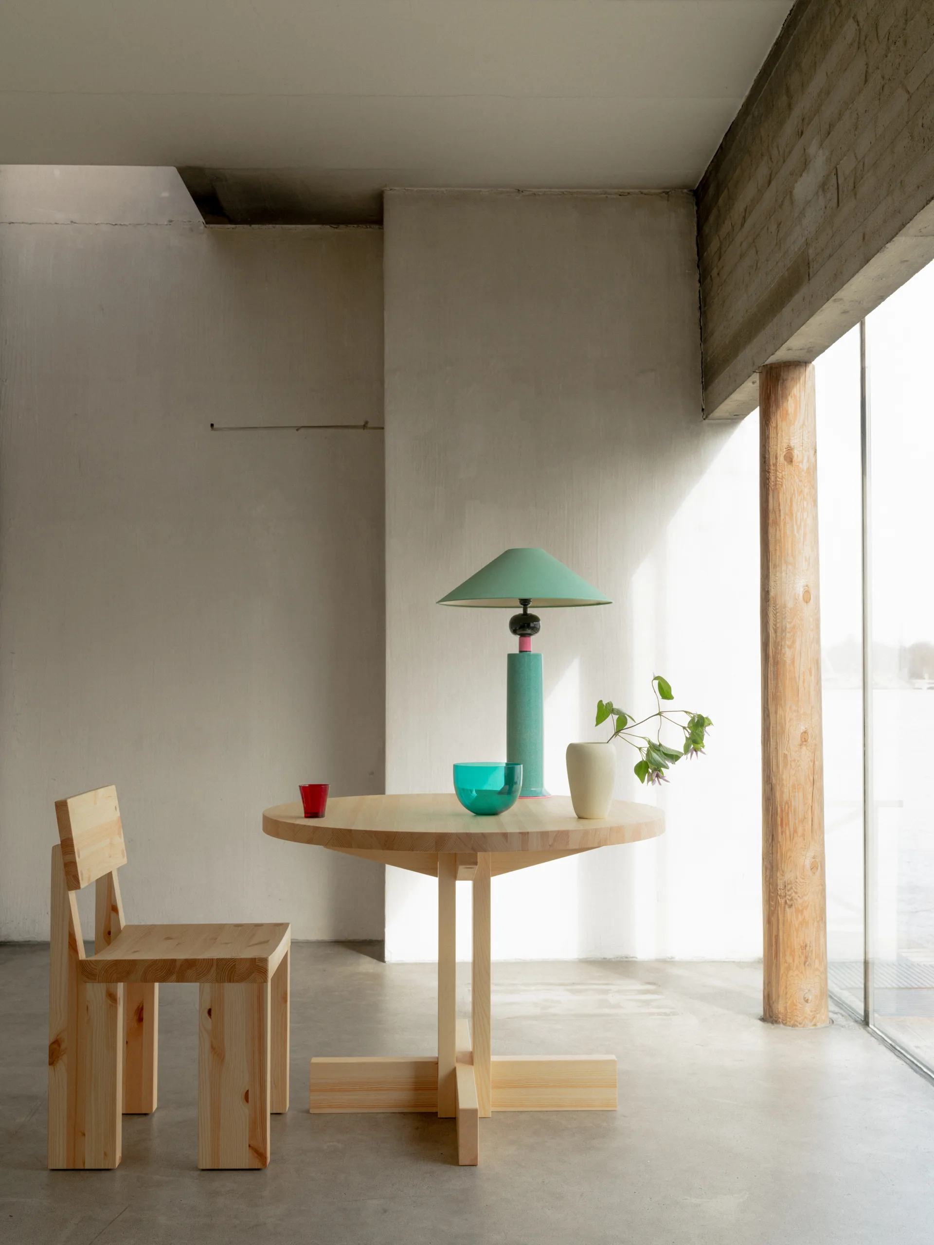 Mesa 001 Dining Table , Pino aceitado y encerado mate, Ø100 × 74 cm Vaarnii