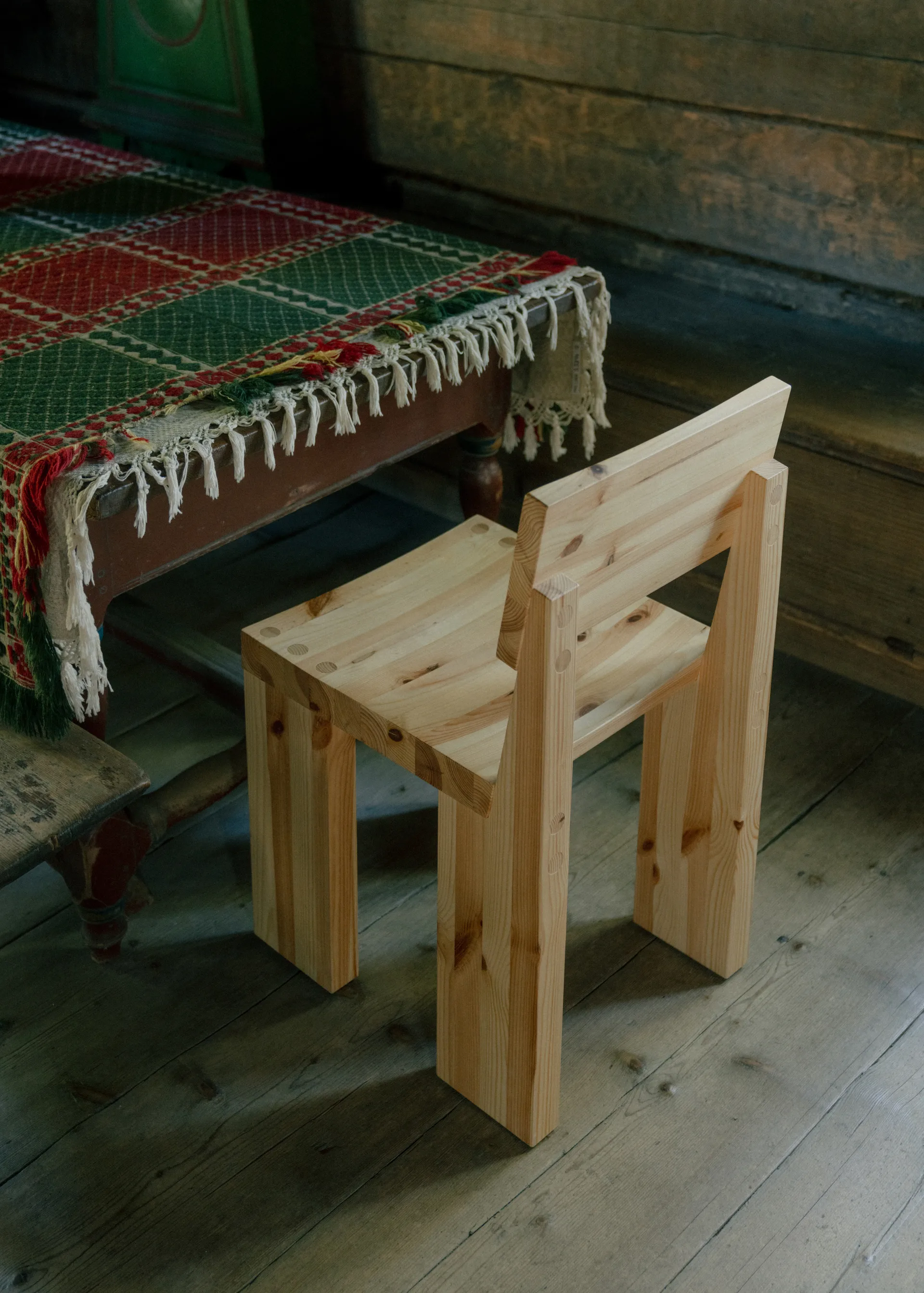 Silla 001 Dining Chair, Pino aceitado y encerado mate Vaarnii