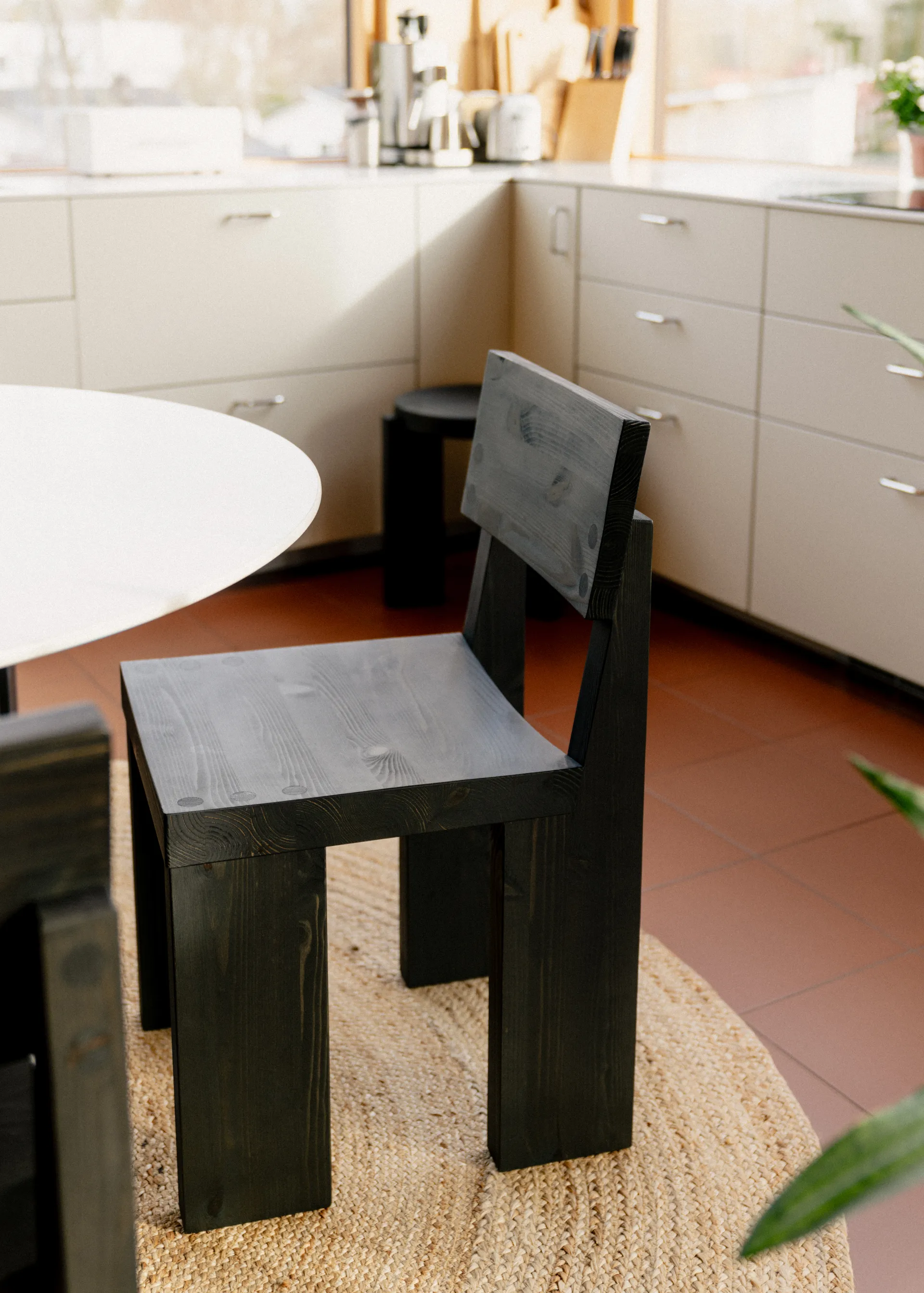 Silla 001 Dining Chair, Pino con tinte negro Vaarnii