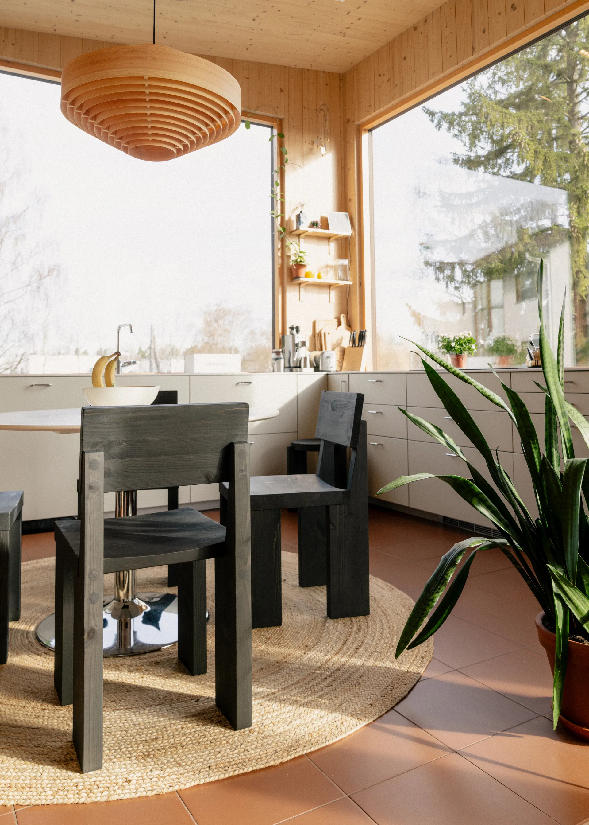 Silla 001 Dining Chair, Pino con tinte negro Vaarnii